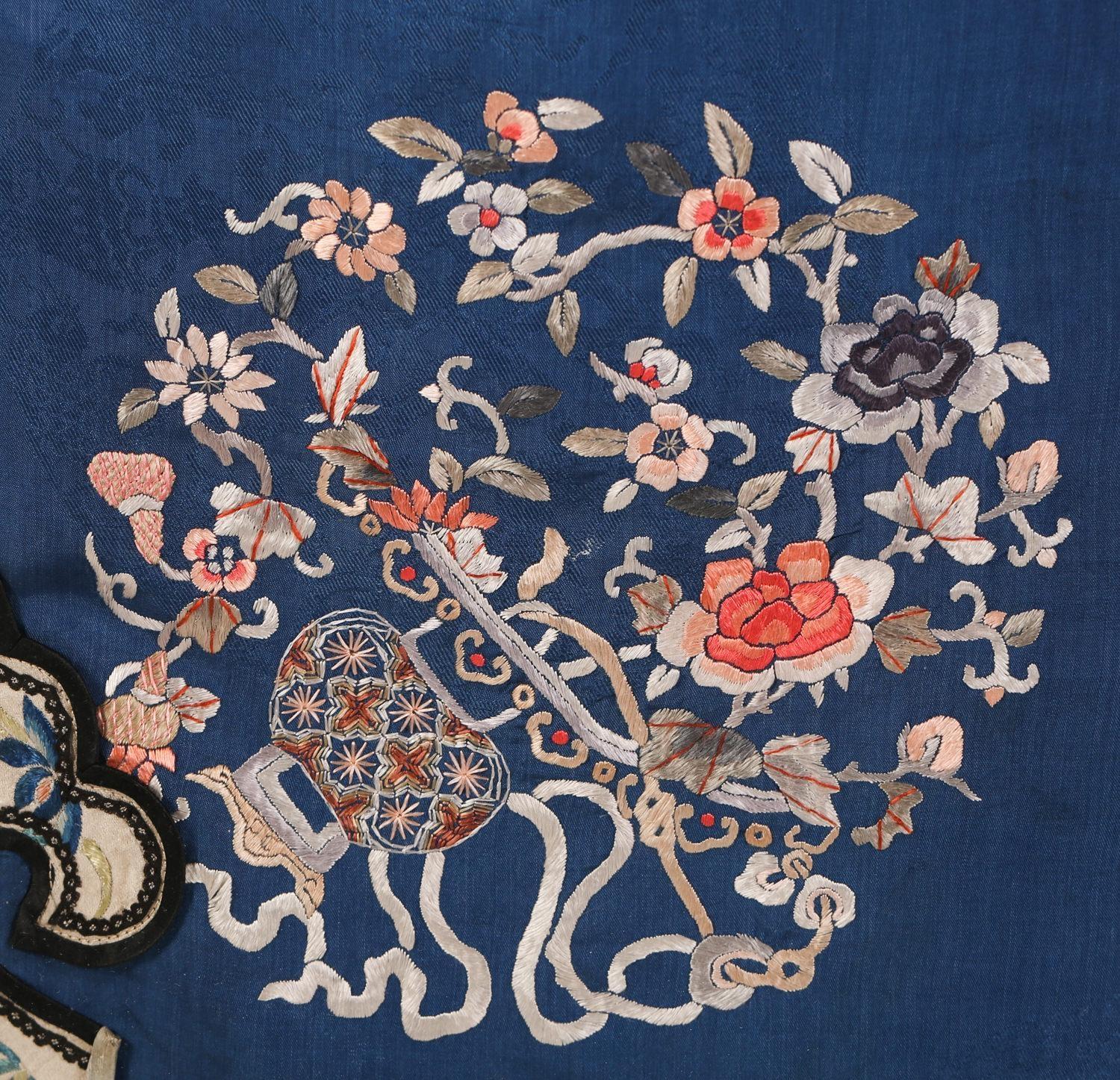 Chinese Embroidered Blue Silk Robe in a Plexiglass Box, Qing Dynasty For Sale 2
