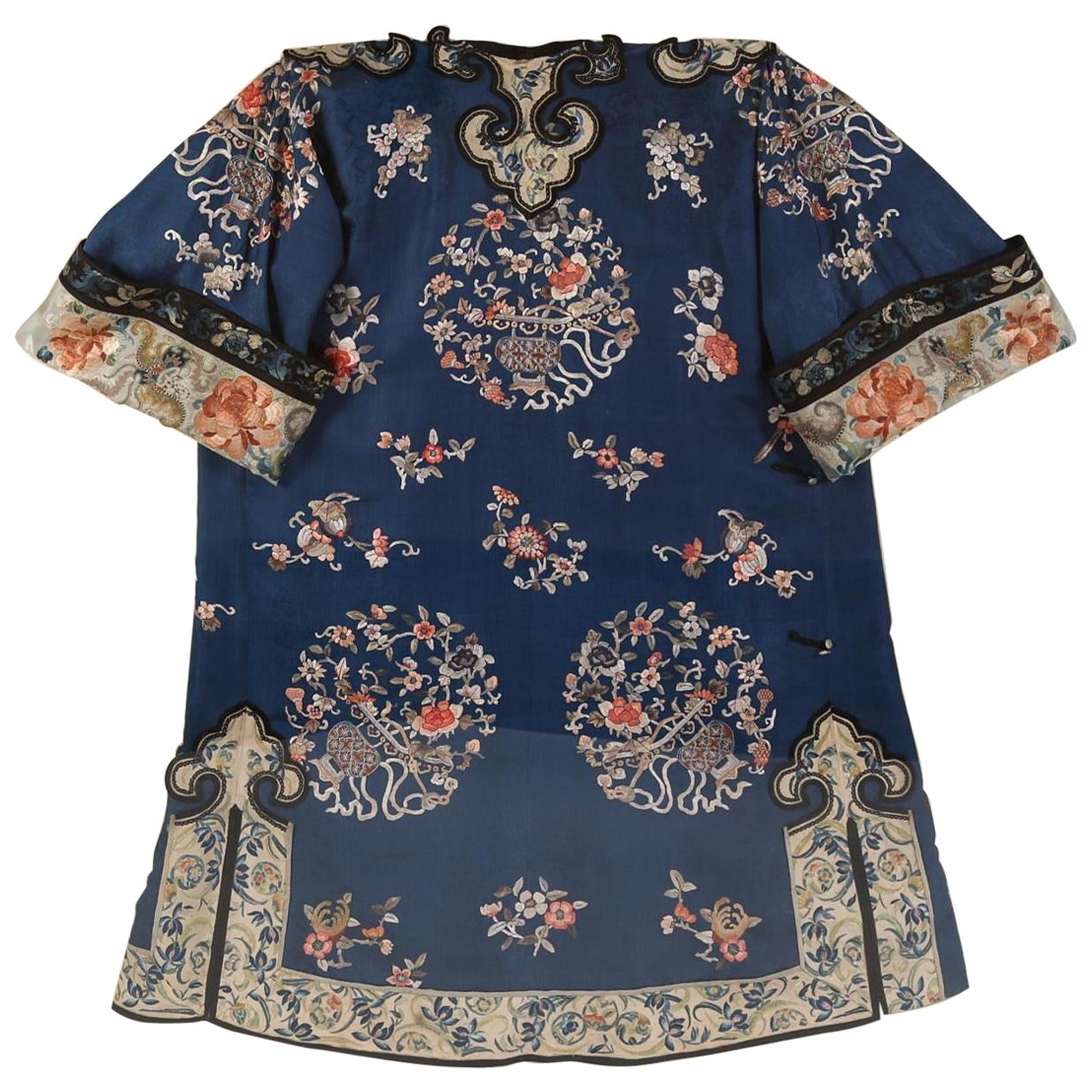 Robe chinoise en soie bleue brodée dans une boîte en plexiglas:: dynastie Qing