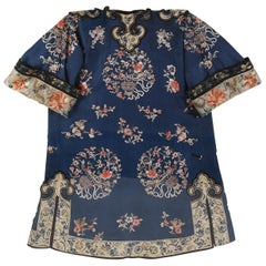 Robe chinoise en soie bleue brodée dans une boîte en plexiglas:: dynastie Qing