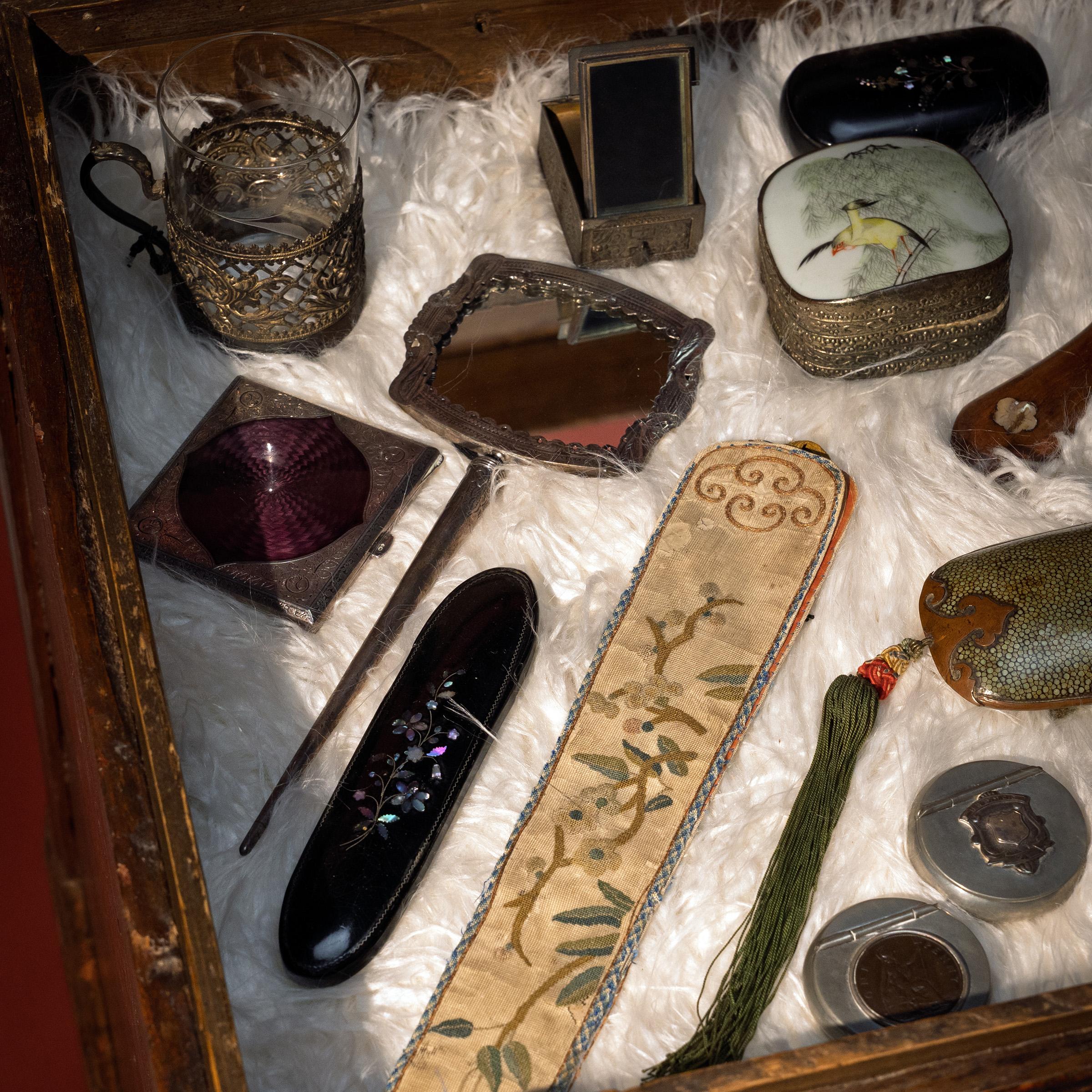 Qing Étui à éventail en papier brodé chinois, C.I.C., vers 1850 en vente