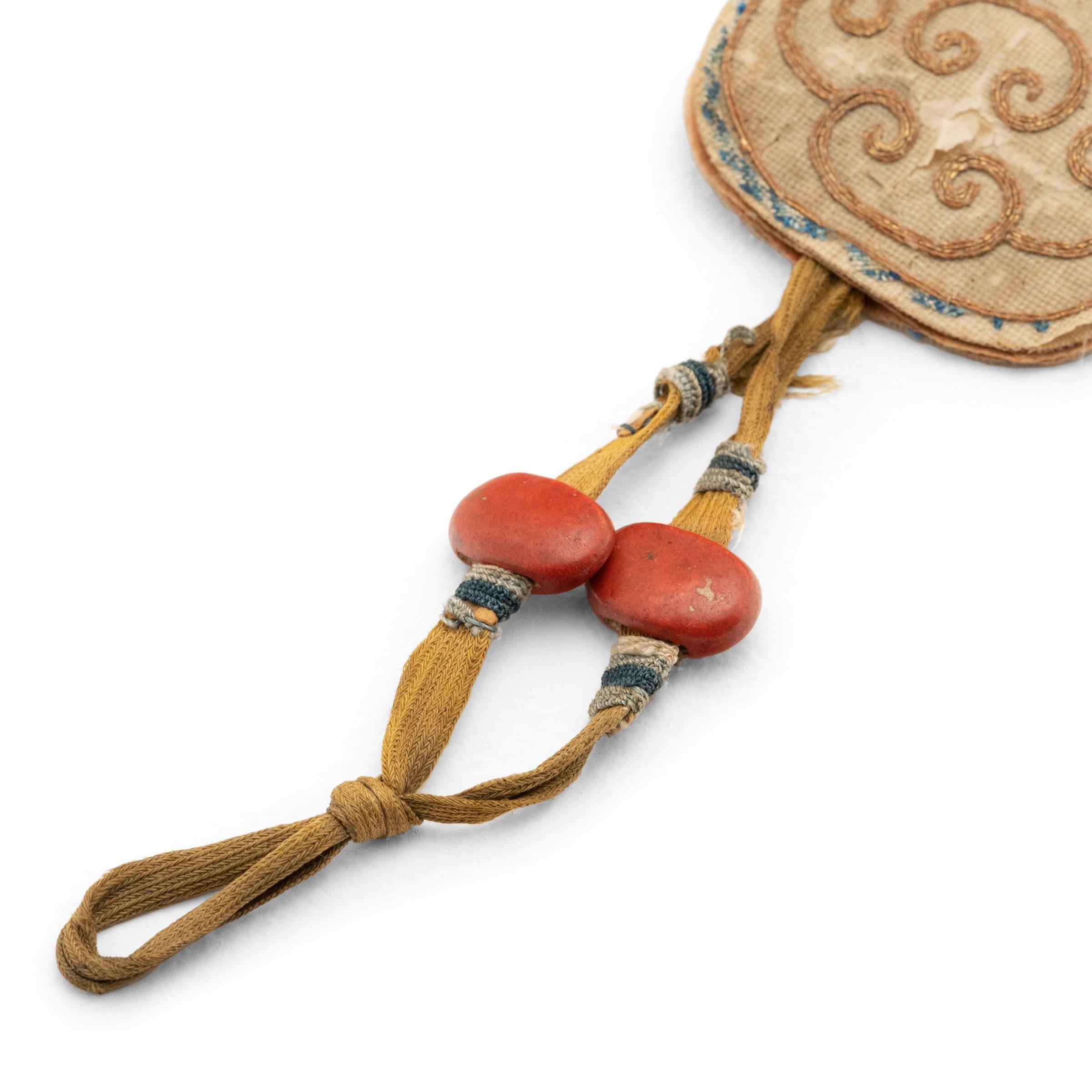 Étui à éventail en papier brodé chinois, C.I.C., vers 1850 État moyen - En vente à Chicago, IL