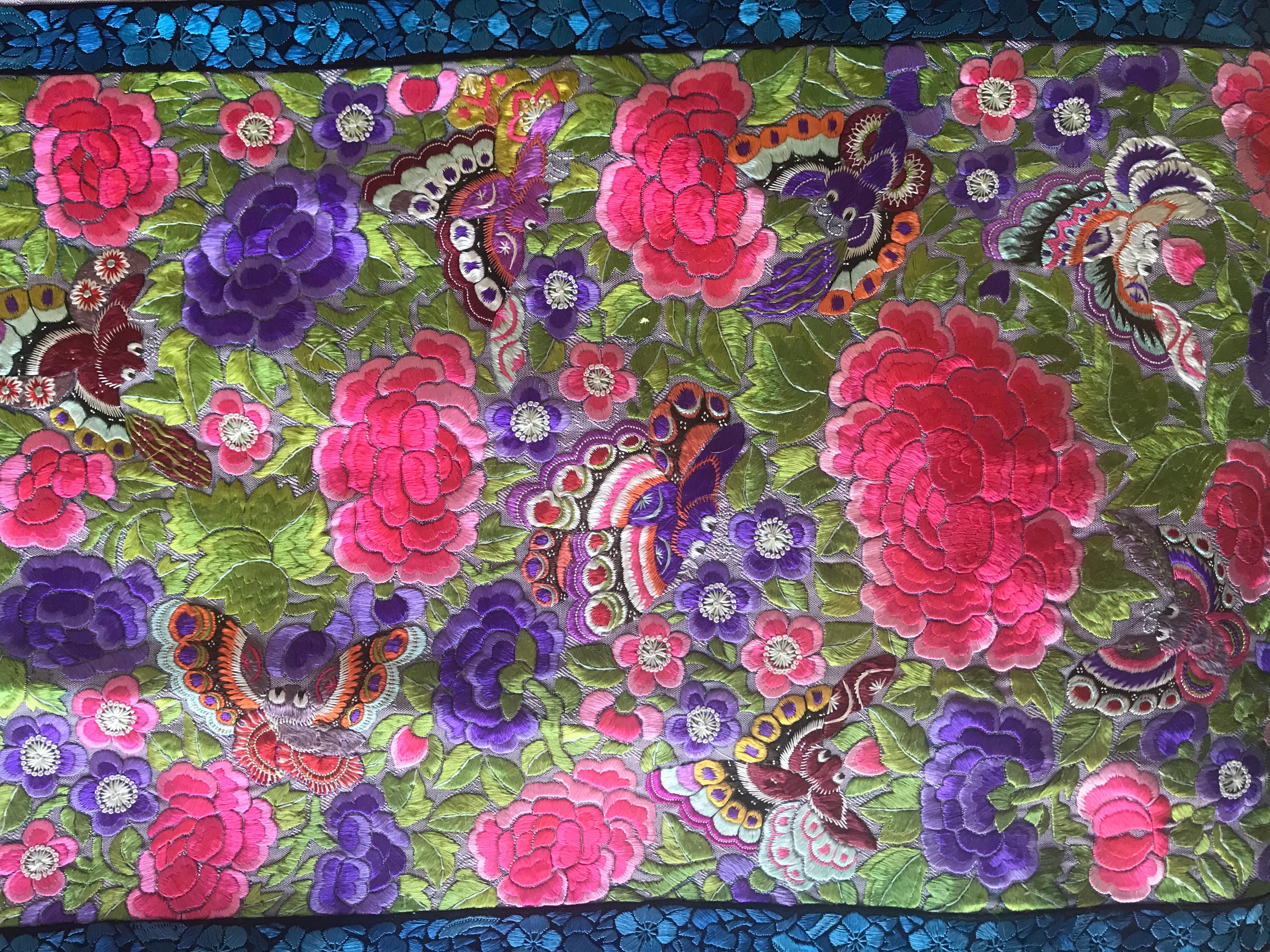 Chinese Embroidered Qing Dynasty Robe and Skirt For Sale 4