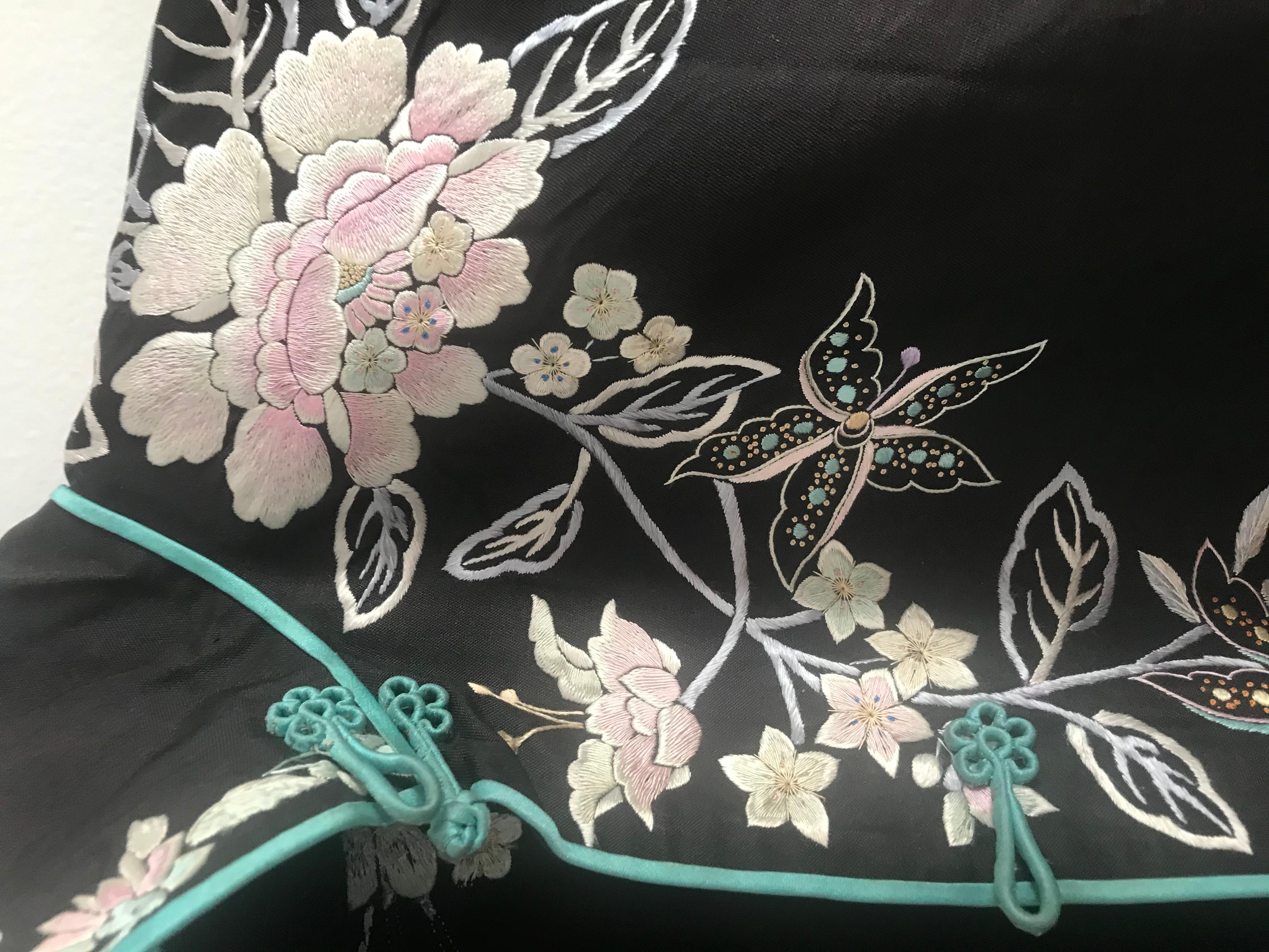 Chinese Embroidered Qing Dynasty Robe and Skirt In Good Condition For Sale In Boca Raton, FL