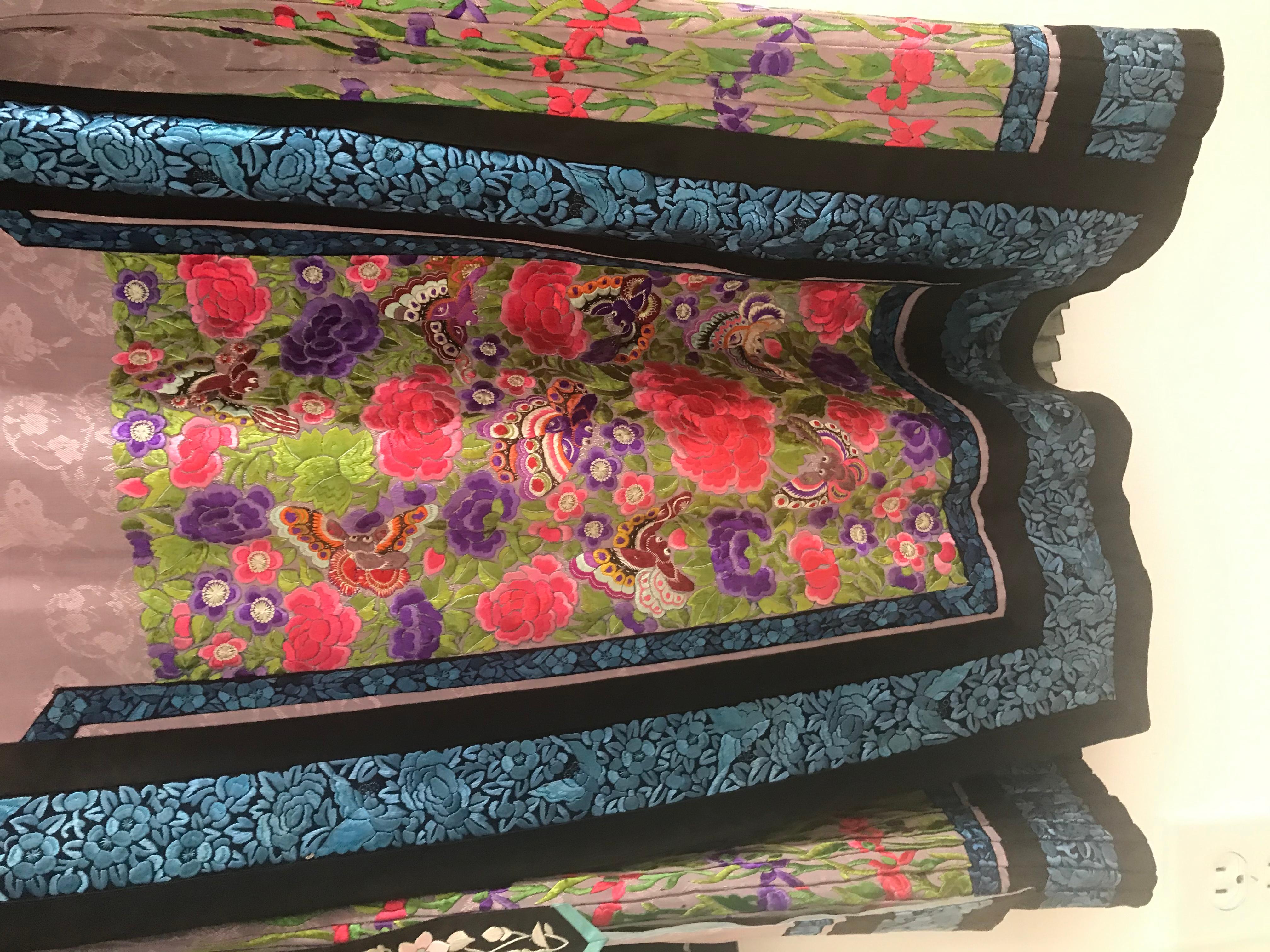 Early 20th Century Chinese Embroidered Qing Dynasty Robe and Skirt For Sale