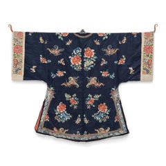 Robe de dame en soie brodée chinoise avec fleurs et papillons, c.1850