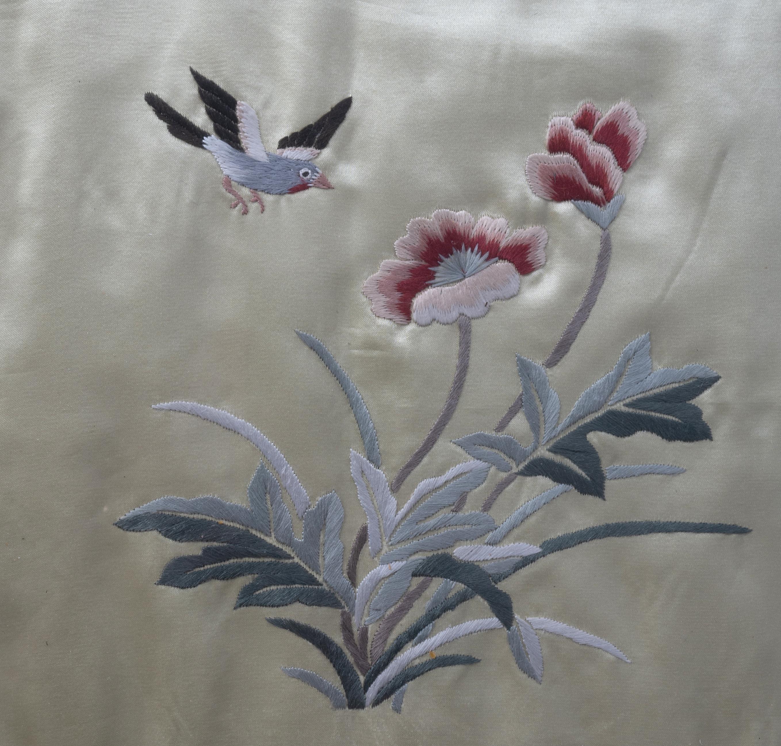 Seda Bordada China Con Pájaro Y Flores C.1950
Marco posterior.
En muy buen estado acorde con la edad.