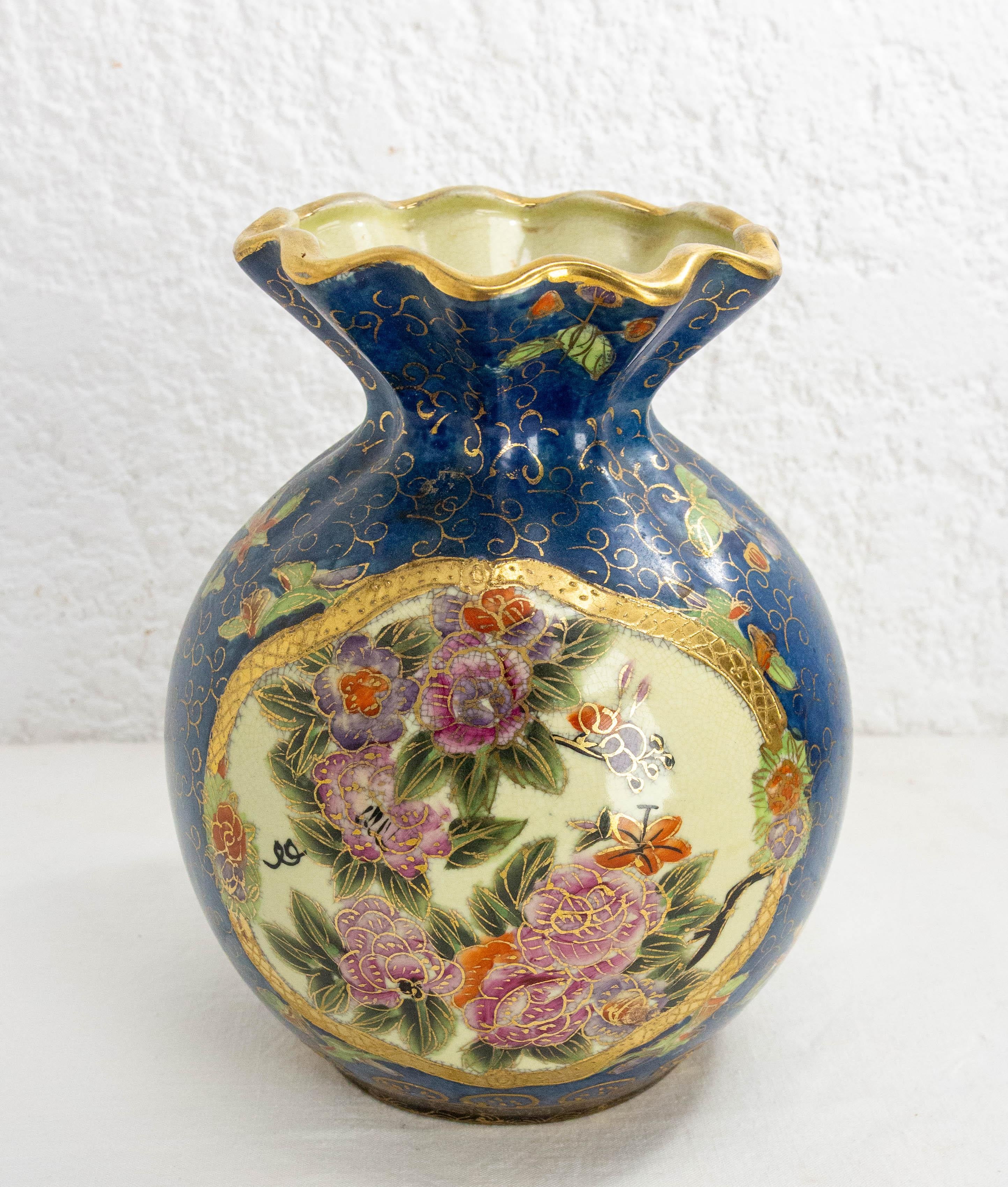 Vaso decorativo numerato  smaltato dipinto a mano.
Decorazione di oggetti cloisonné blu intenso con smalto dorato. Su ogni lato, la decorazione 