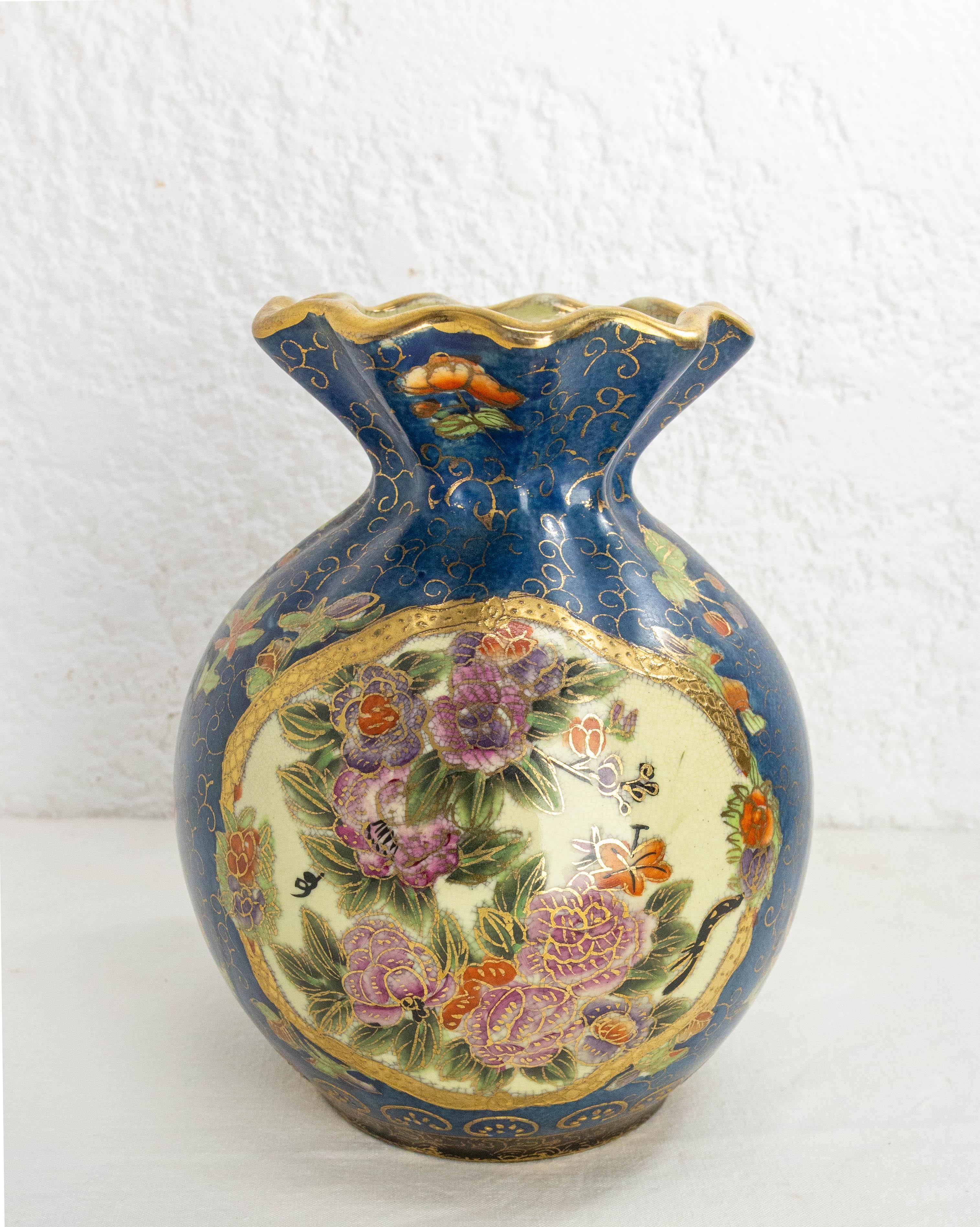 Cinese Vaso cinese smaltato blu intenso con motivi vegetali, circa 1900 in vendita