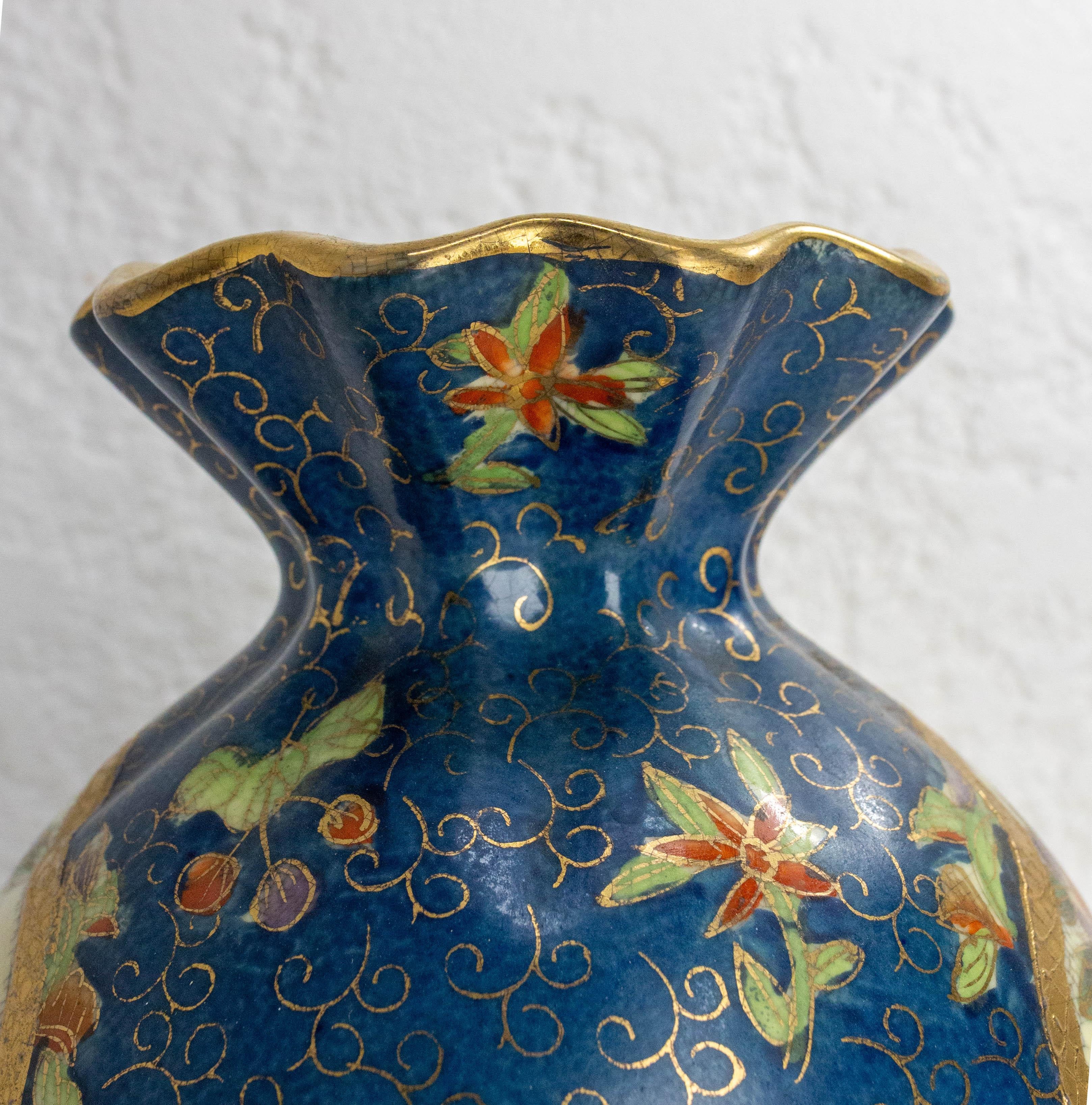 Vaso cinese smaltato blu intenso con motivi vegetali, circa 1900 In condizioni buone in vendita a Labrit, Landes