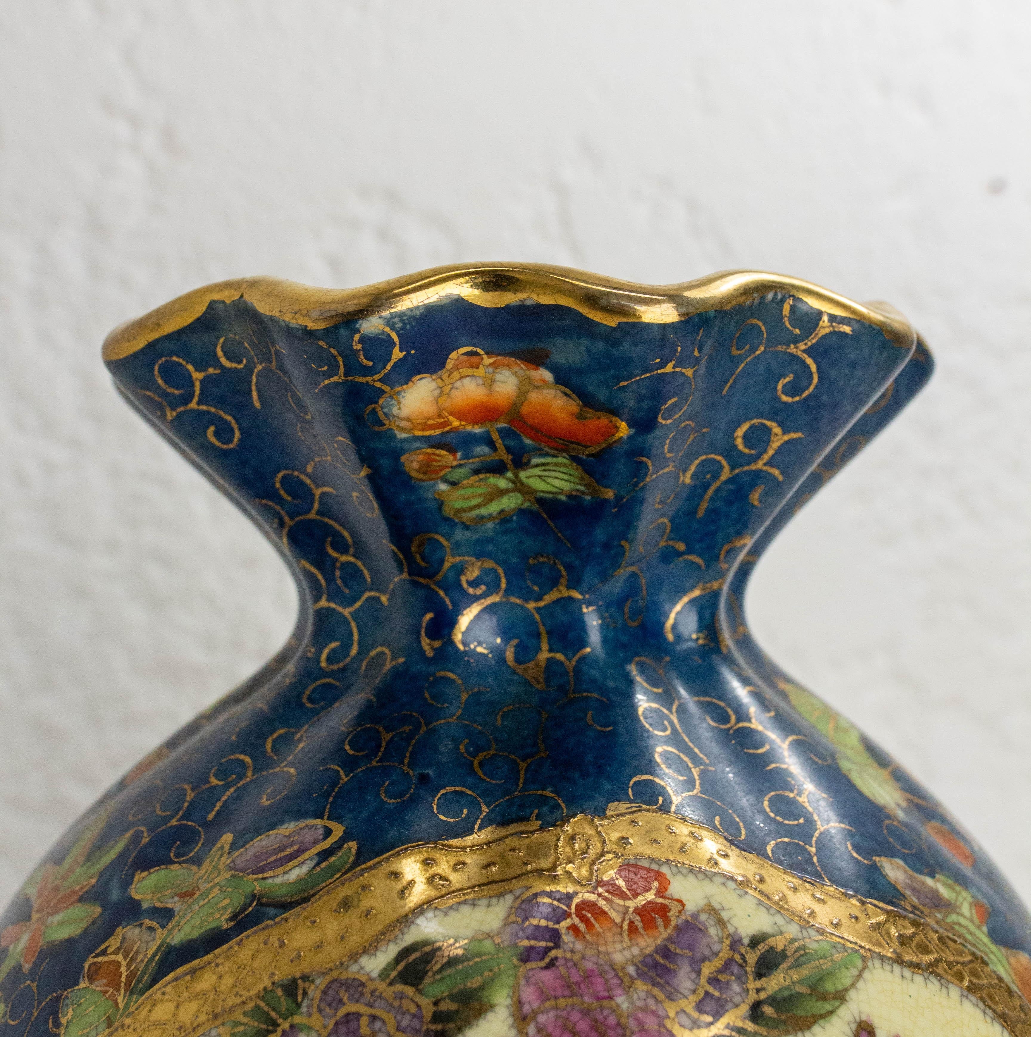 XX secolo Vaso cinese smaltato blu intenso con motivi vegetali, circa 1900 in vendita