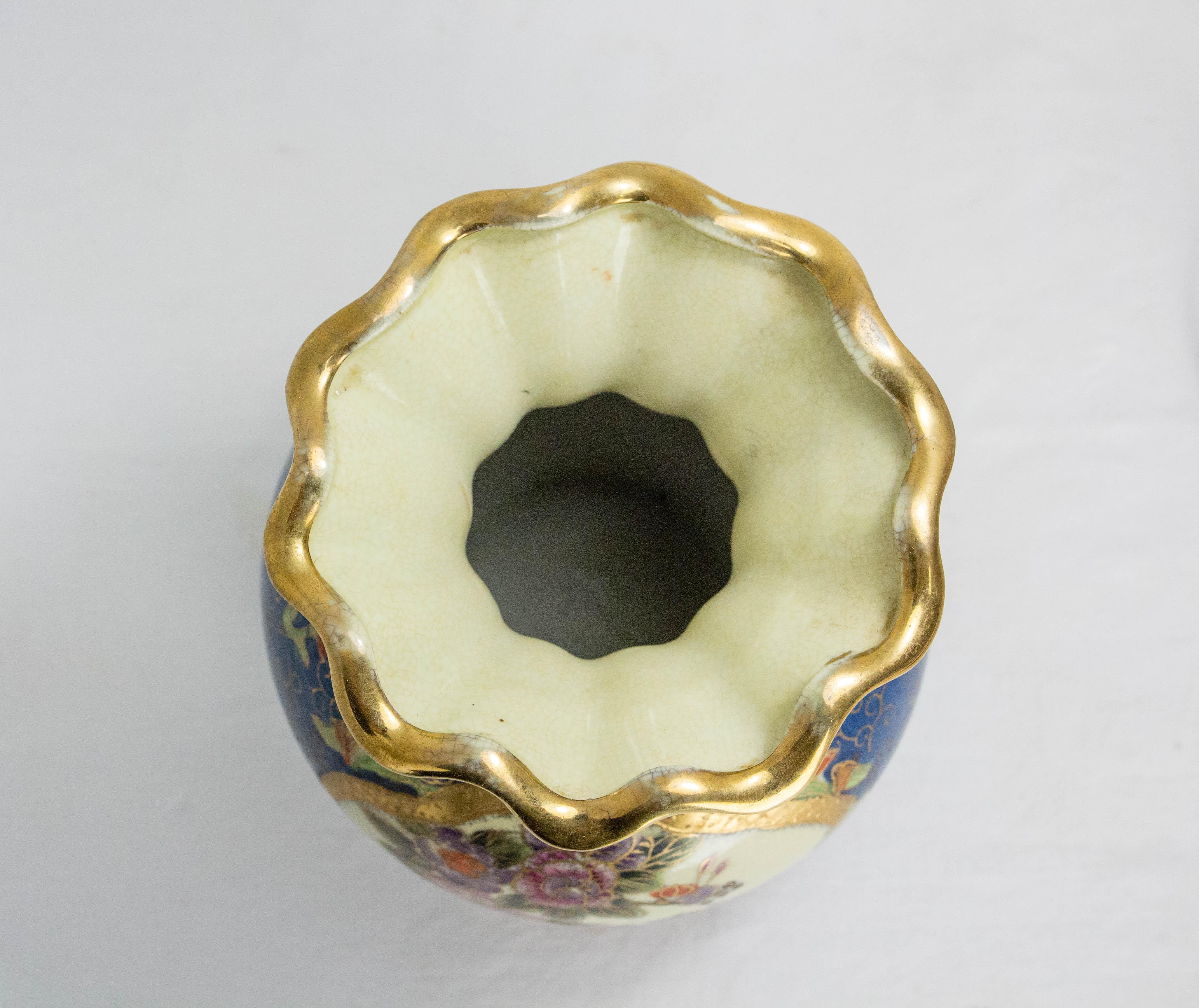 Vaso cinese smaltato blu intenso con motivi vegetali, circa 1900 in vendita 1