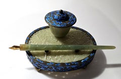 Encrier chinois en émail et en jade avec stylo, 19e/20e C. Ric#JD014