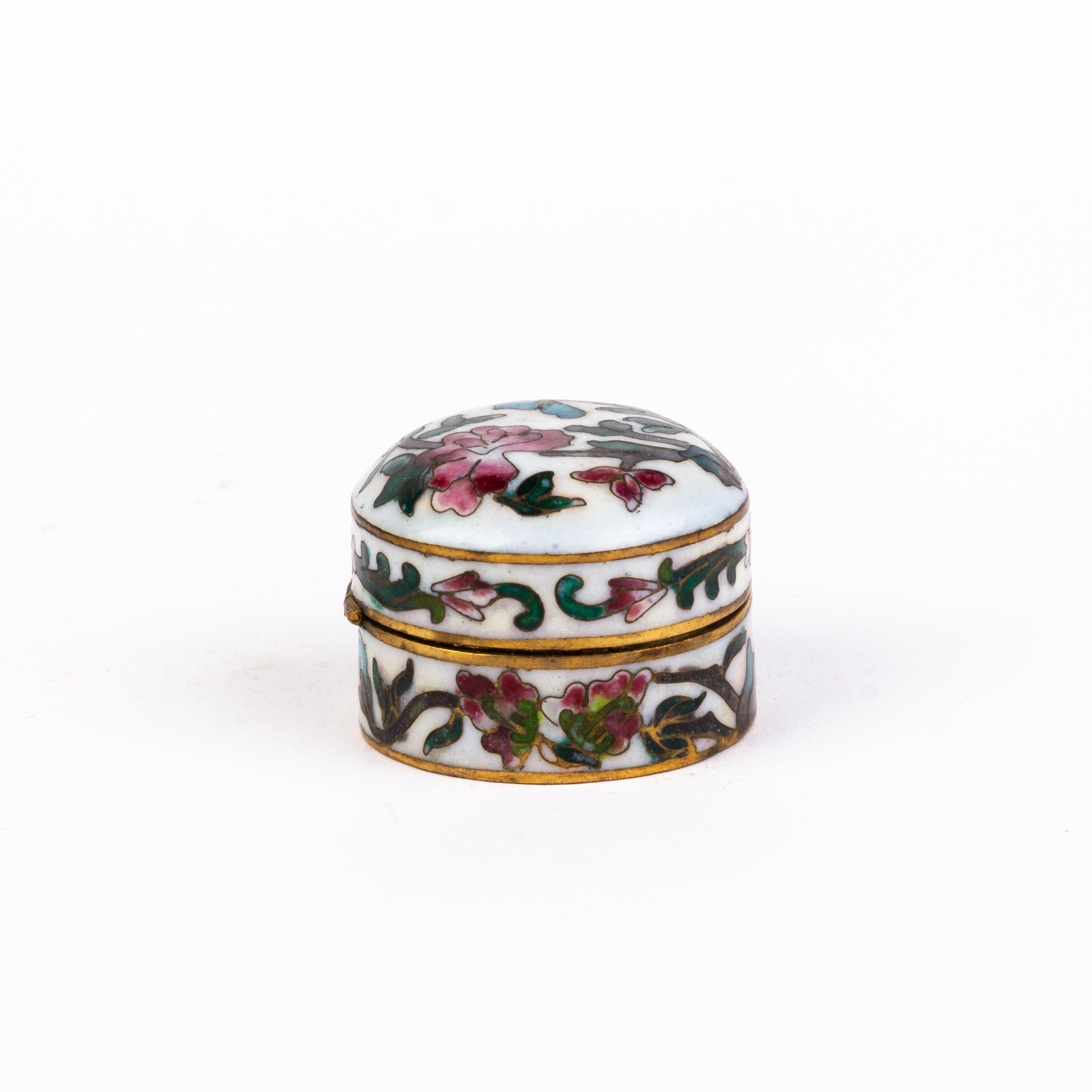 Chinese Enamel Cloisonne Snuff Box
Good condition.
From a private collection.
Free international shipping.
