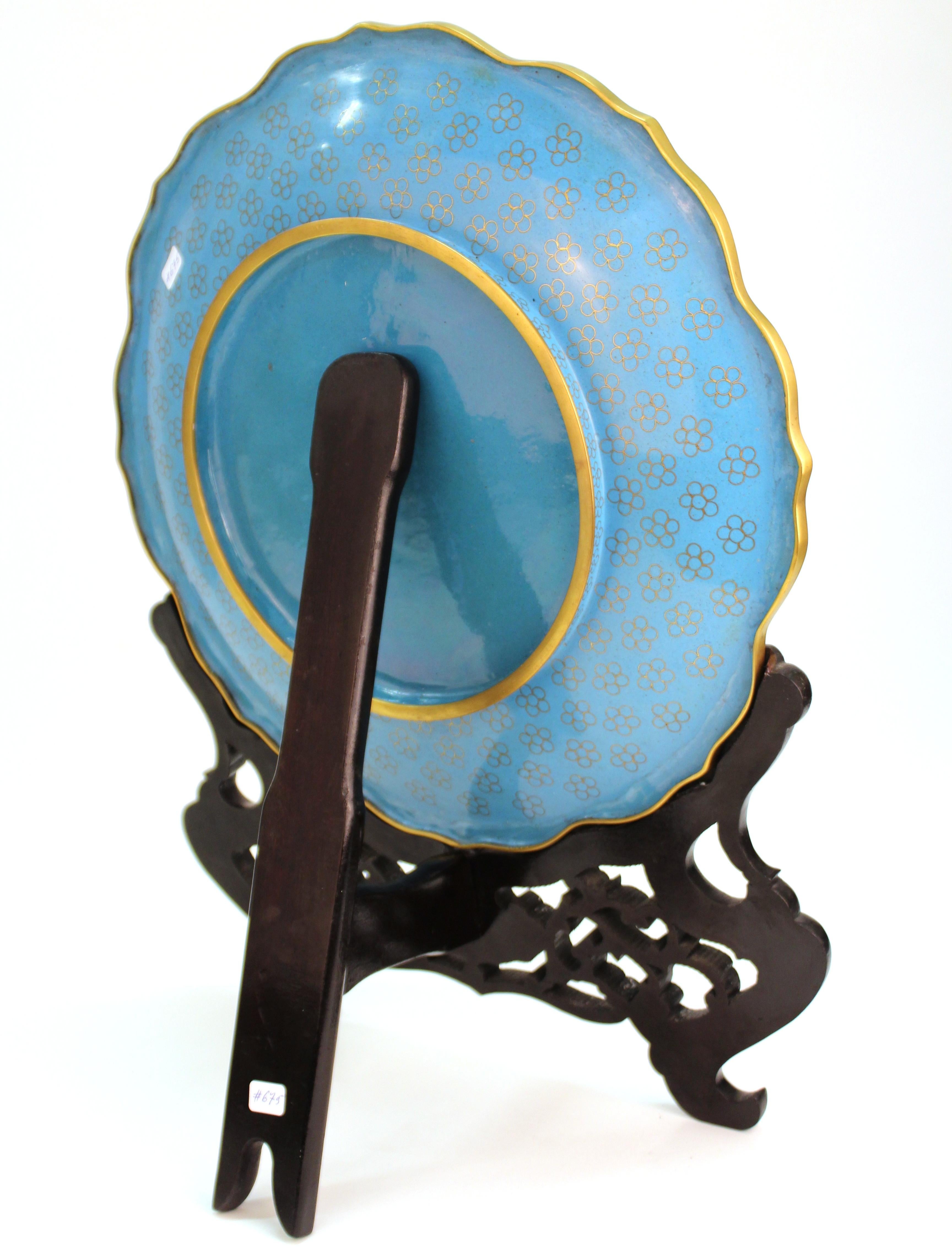 Milieu du XXe siècle Assiette de présentation chinoise en cloisonné émaillé avec motif floral multicolore