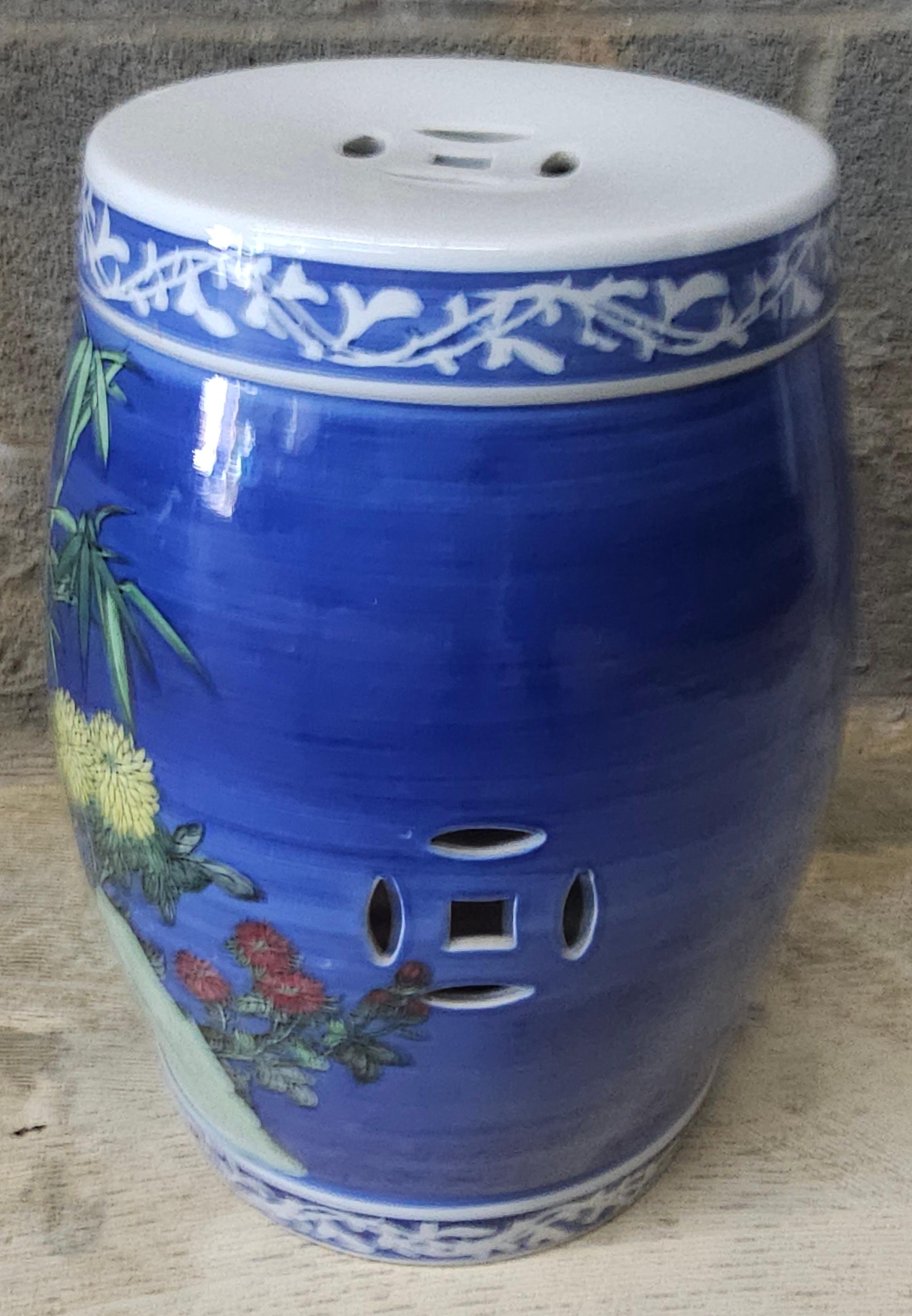 Un tabouret de jardin chinois en céramique émaillée pour votre considération. Mesure 10,5