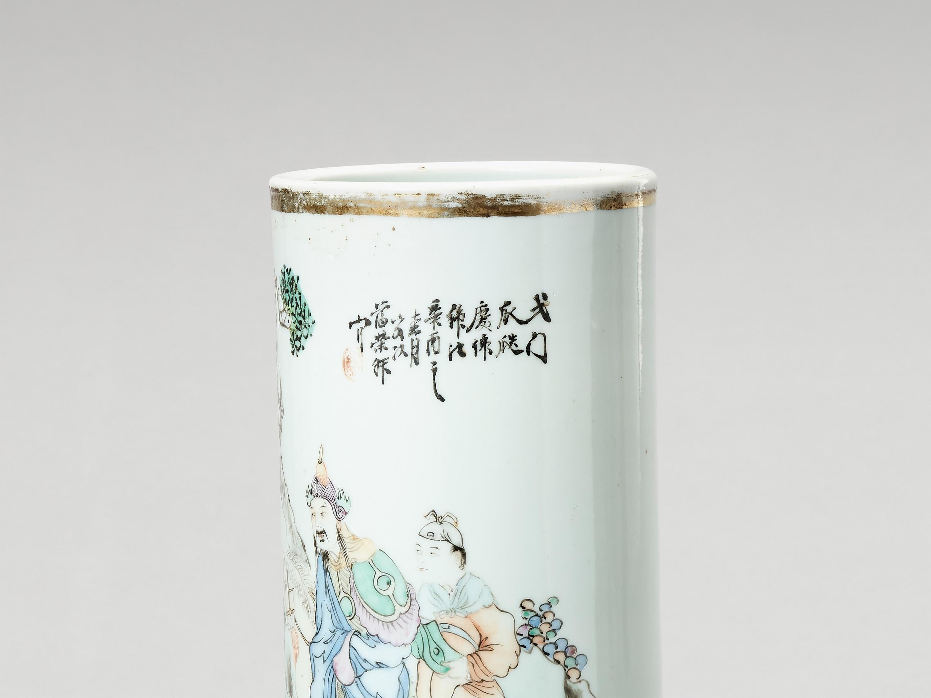 Chinese Enameled Cylindrical Porcelain Vase, Late Qing to Republic, 1900-1950 In Fair Condition For Sale In Vienna, AT