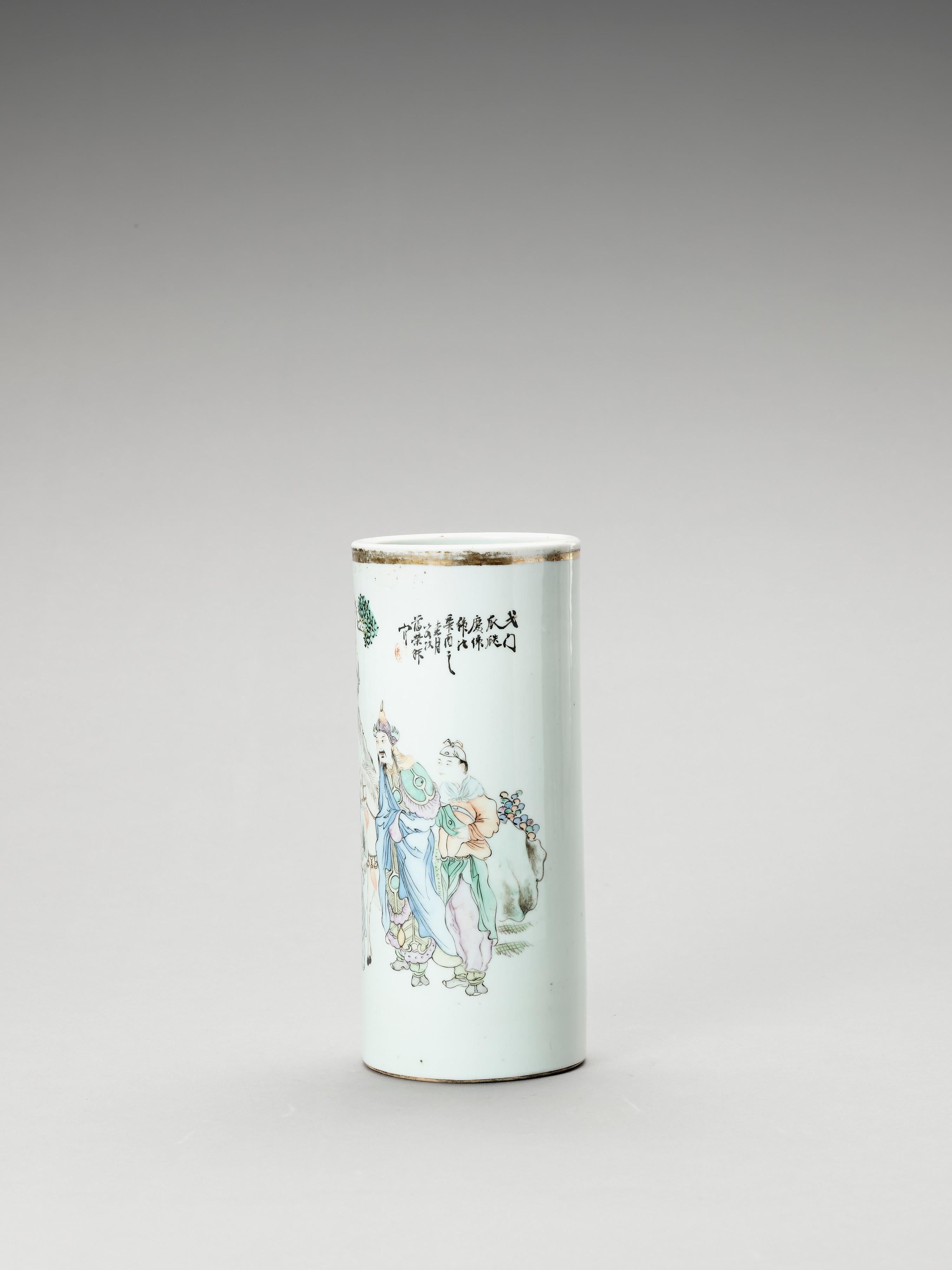 Chinese Enameled Cylindrical Porcelain Vase, Late Qing to Republic, 1900-1950 For Sale 1