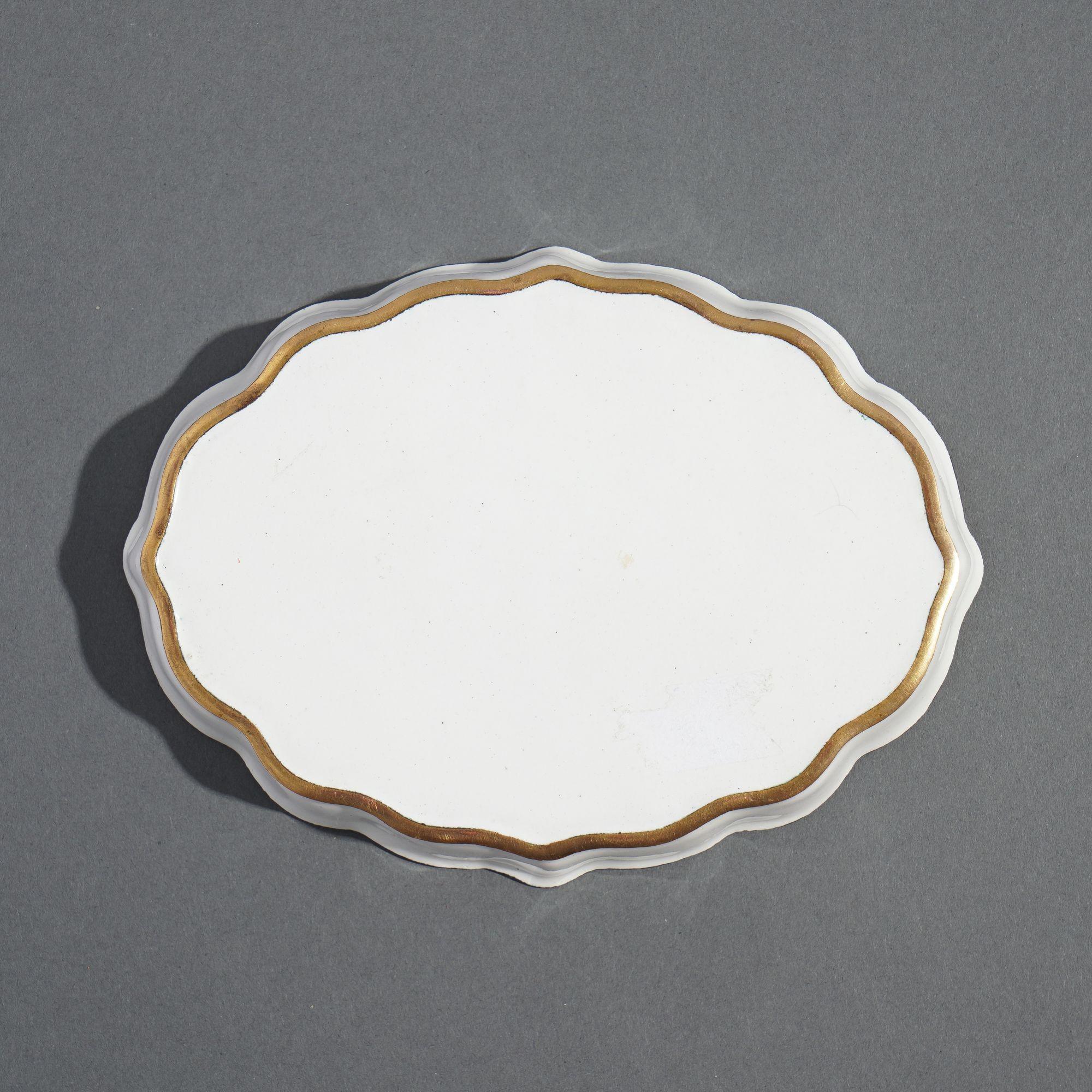 Bandeja china esmaltada para alfileres decorada con crisantemos y flores de cerezo, años 50 en venta 1
