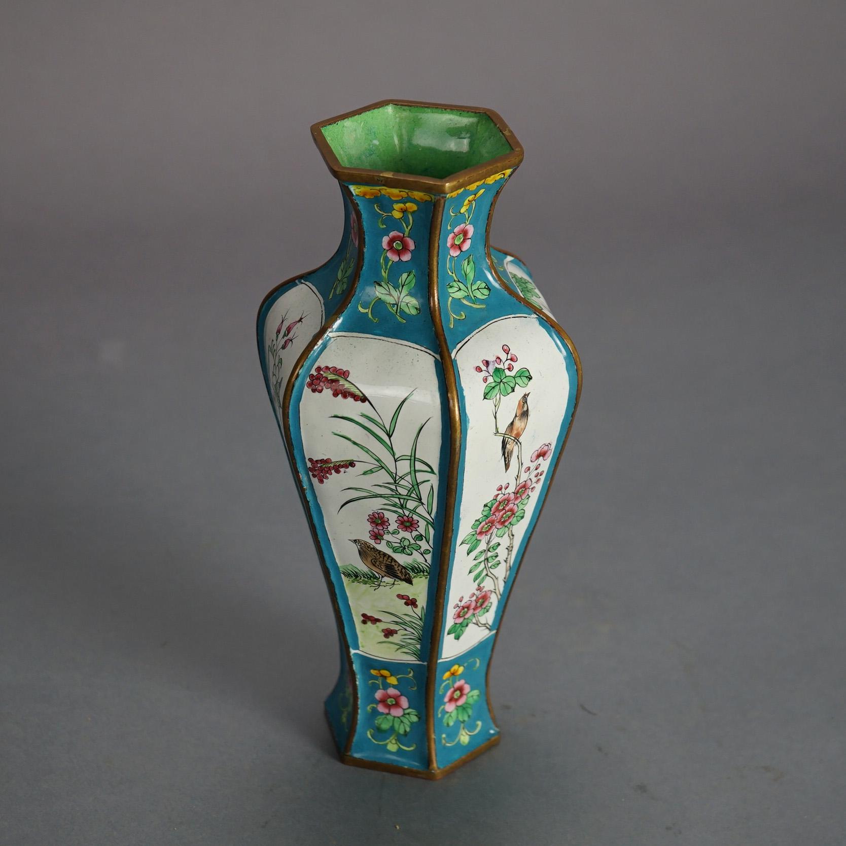 Chinesische emaillierte und polychromierte Gartenszene-Vase mit Vögeln, 20. Jahrhundert

Maße - 9 