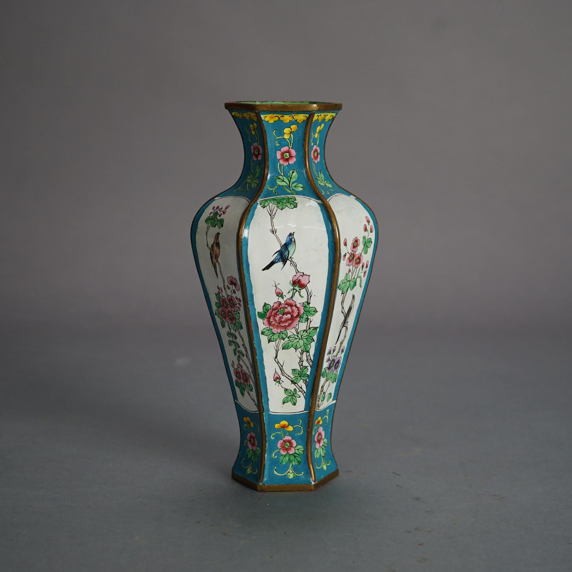 Chinesische emaillierte und polychromierte Gartenszene-Vase mit Vögeln, 20. Jahrhundert (Emaille) im Angebot