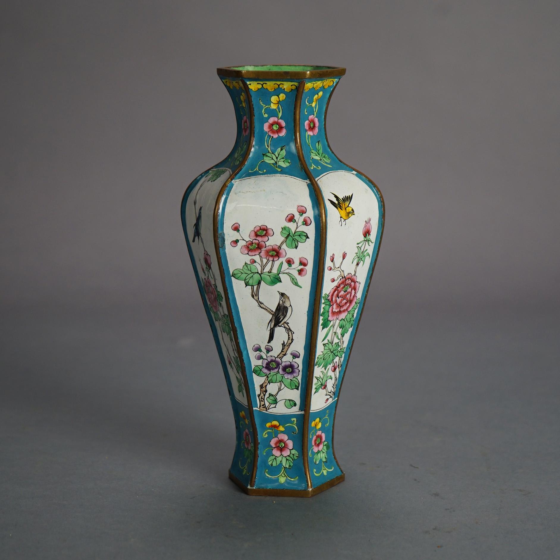 Chinesische emaillierte und polychromierte Gartenszene-Vase mit Vögeln, 20. Jahrhundert im Angebot 1