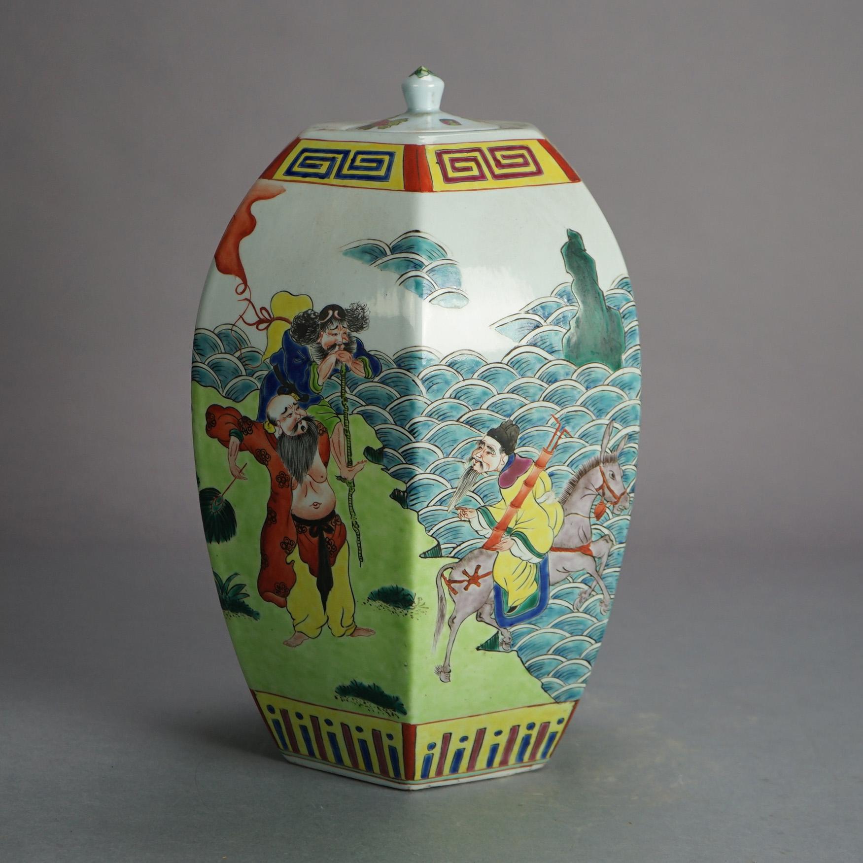 20ième siècle Pot à couvercle figuratif et facetté en porcelaine émaillée de Chine avec scène de genre 20e siècle en vente