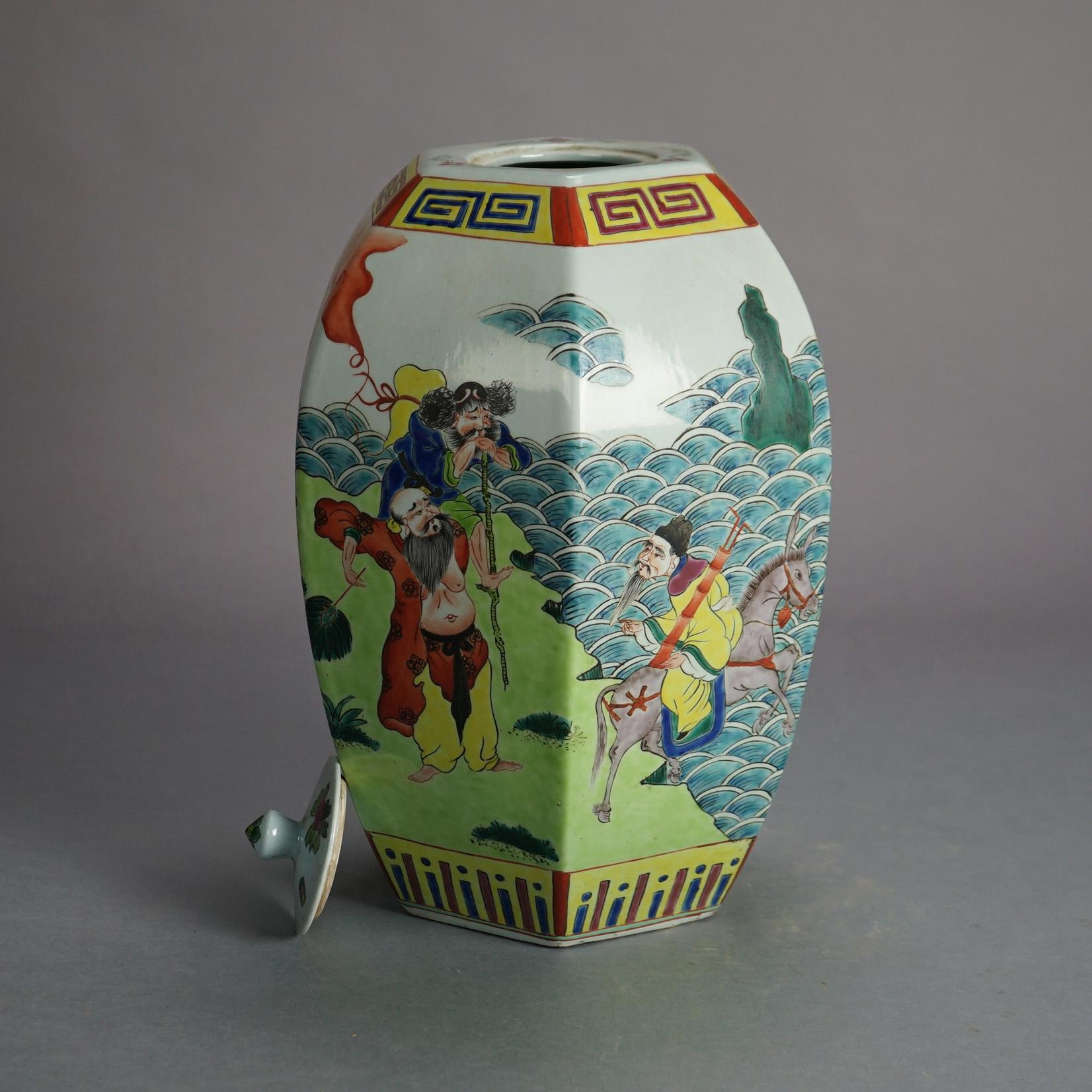 Porcelaine Pot à couvercle figuratif et facetté en porcelaine émaillée de Chine avec scène de genre 20e siècle en vente