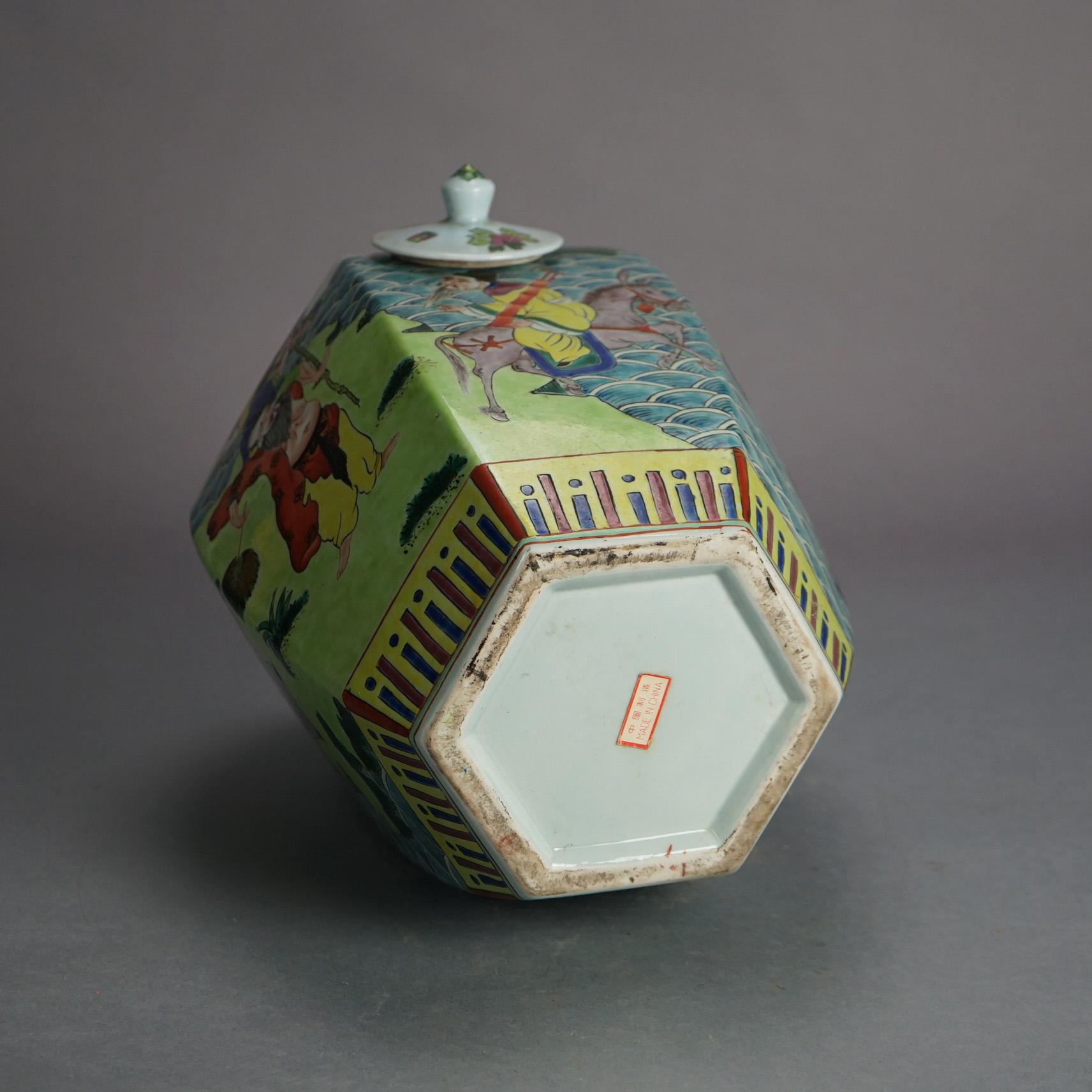 Pot à couvercle figuratif et facetté en porcelaine émaillée de Chine avec scène de genre 20e siècle en vente 1