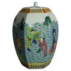 Jarra de porcelana esmaltada china con tapa facetada y figurativa con escena de género S. XX