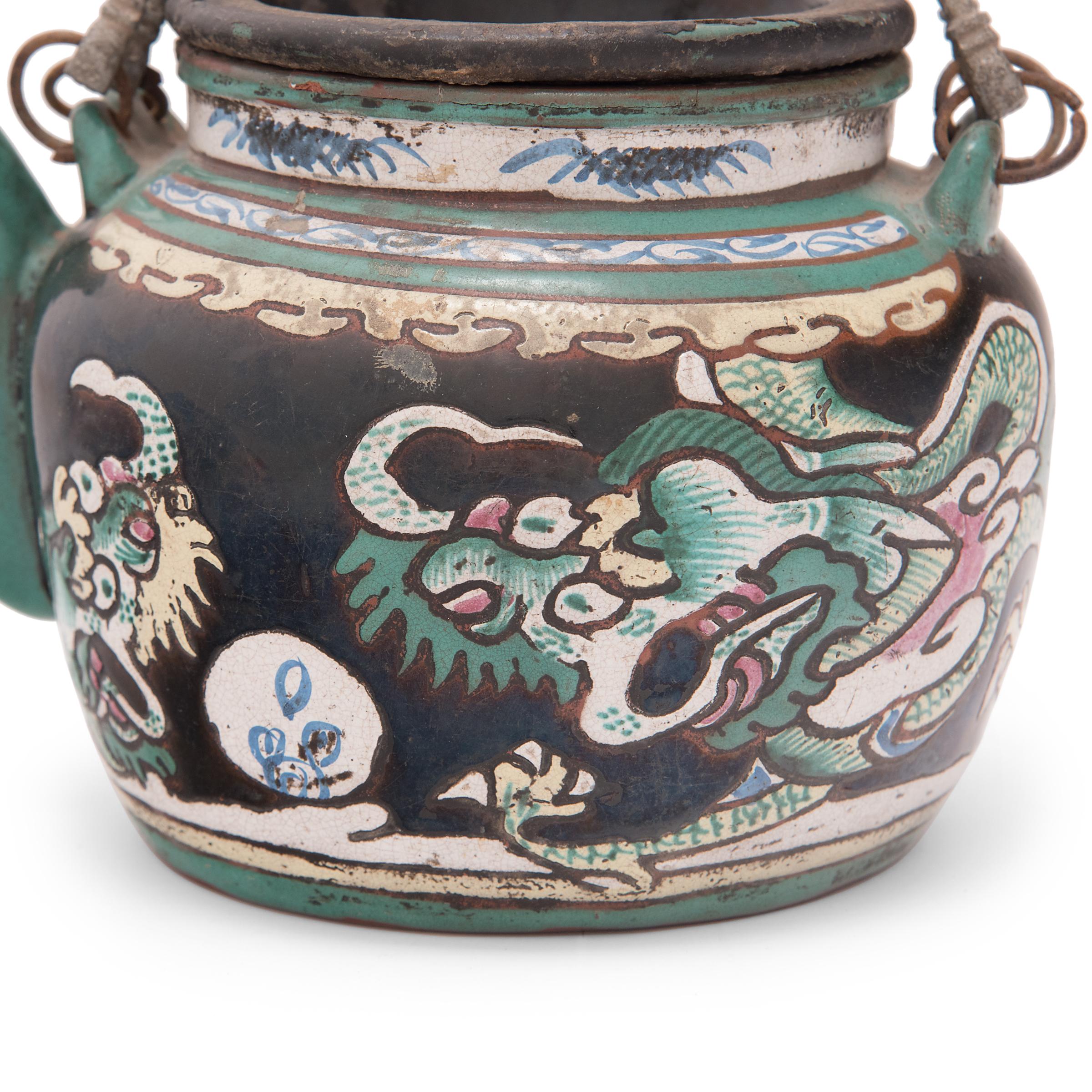 Laiton Théière chinoise en émail avec deux dragons jumeaux, vers 1900 en vente