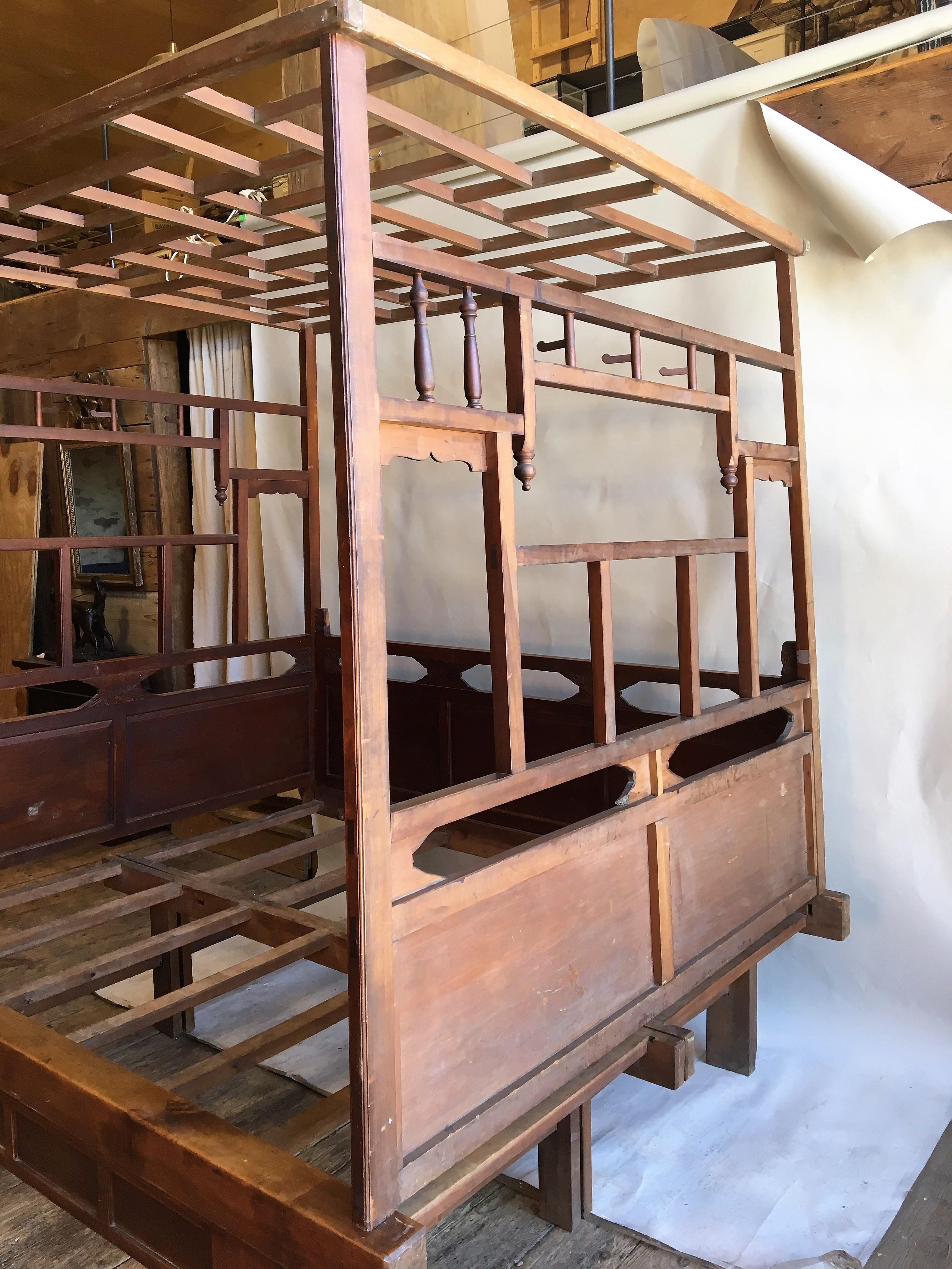 Chinese Enclosed Bed, Late 19th Century In Good Condition In Doylestown, PA