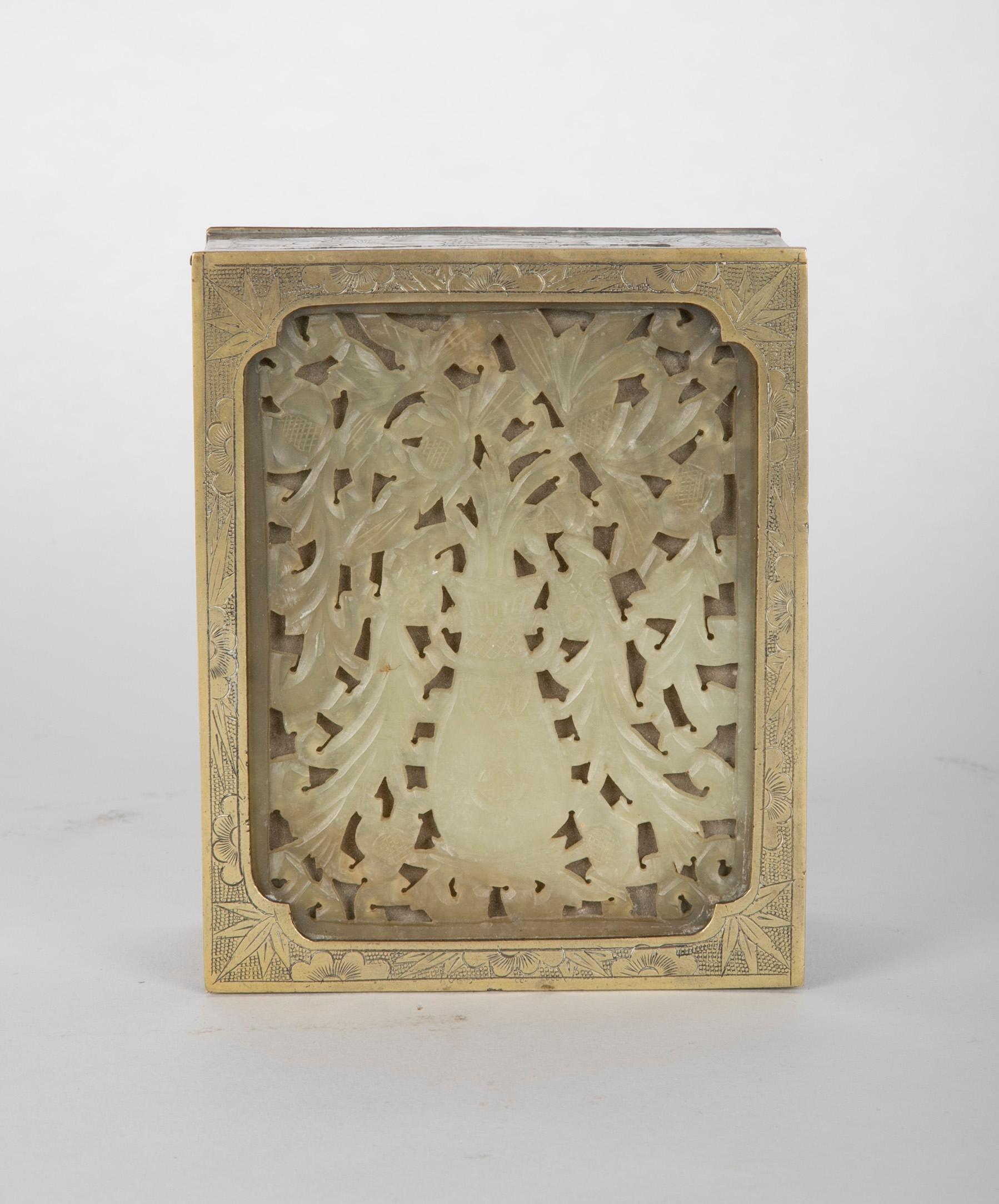 Chinesische Schachtel aus getztem Messing mit geschnitzter Jade-Einlageplatte, um 1900 (Chinesischer Export) im Angebot