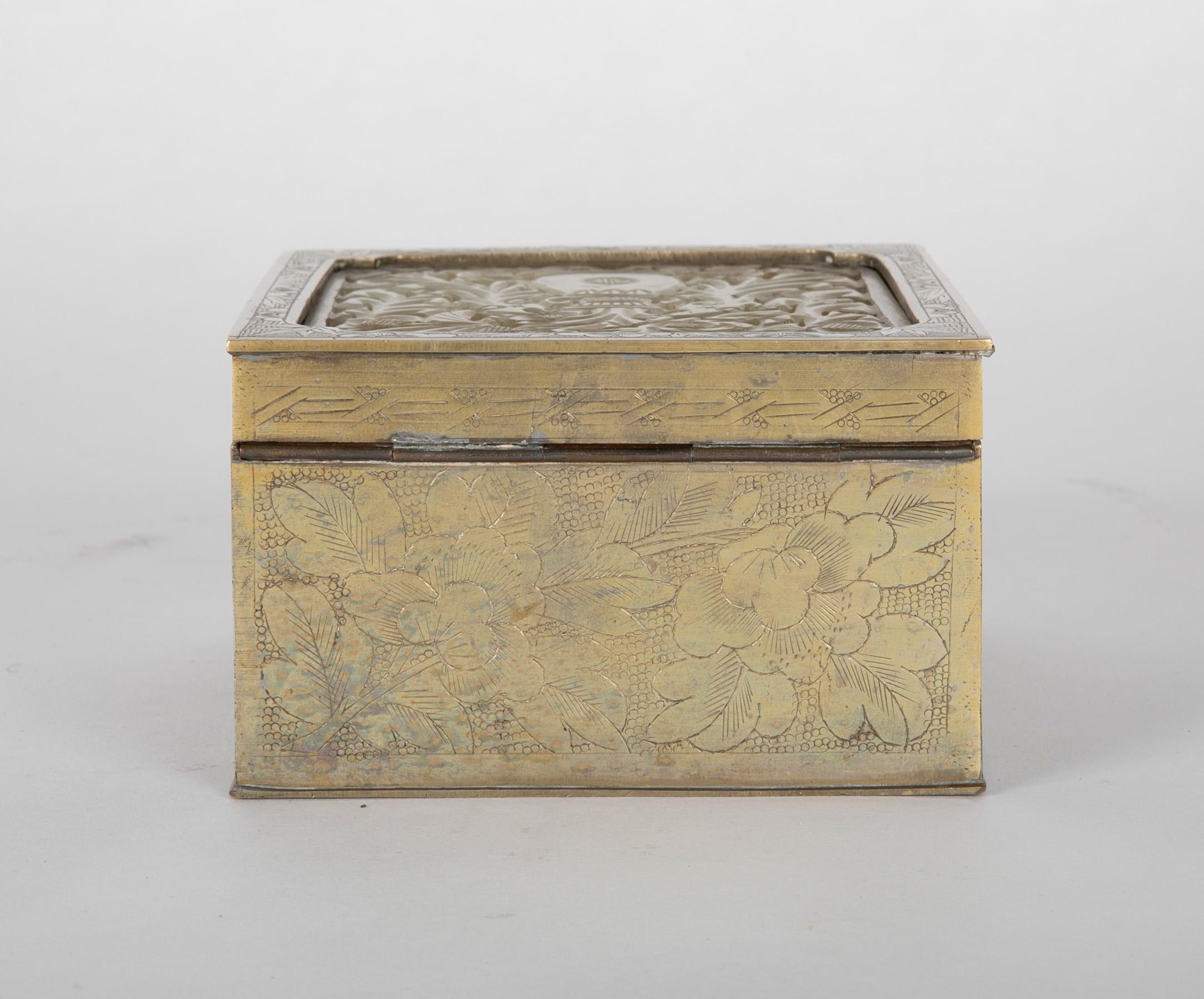 Chinesische Schachtel aus getztem Messing mit geschnitzter Jade-Einlageplatte, um 1900 im Zustand „Gut“ im Angebot in Stamford, CT