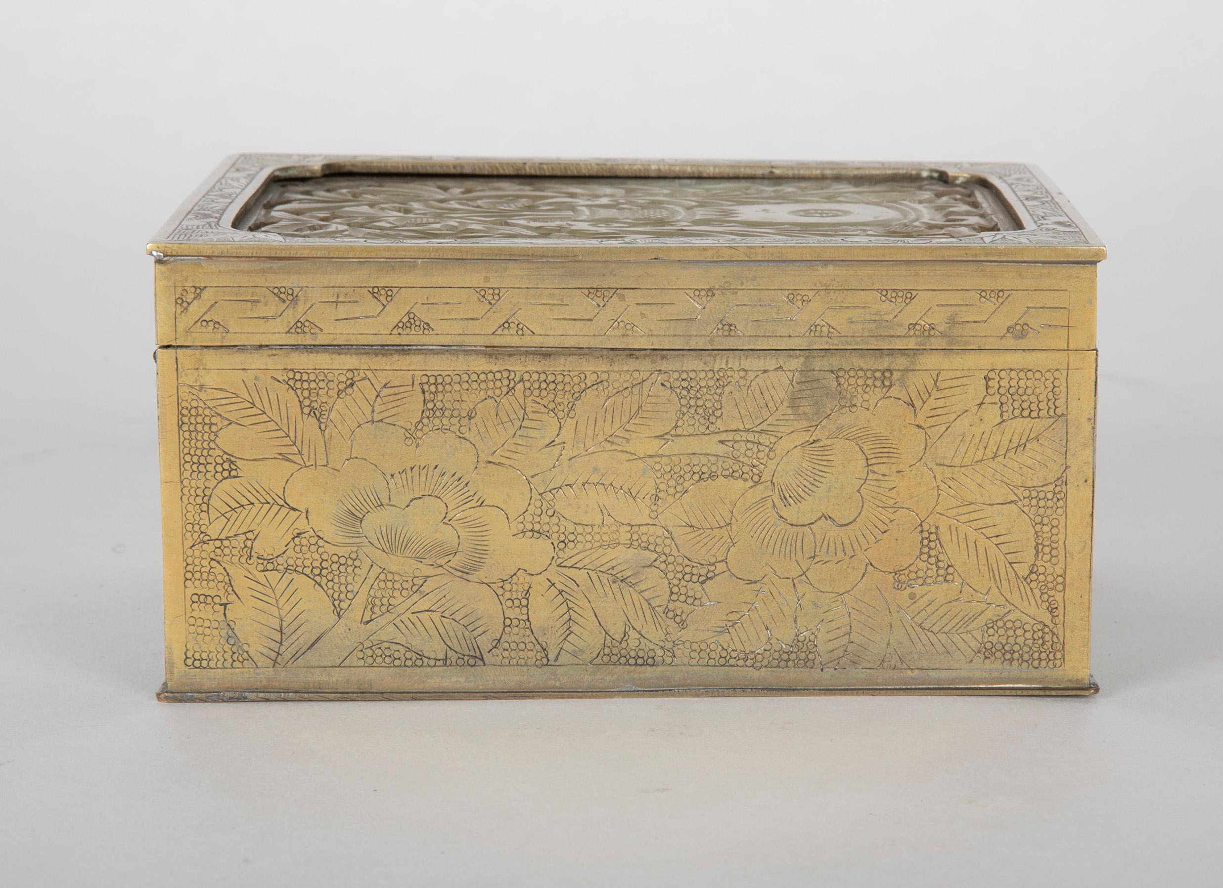 Chinesische Schachtel aus getztem Messing mit geschnitzter Jade-Einlageplatte, um 1900 (20. Jahrhundert) im Angebot