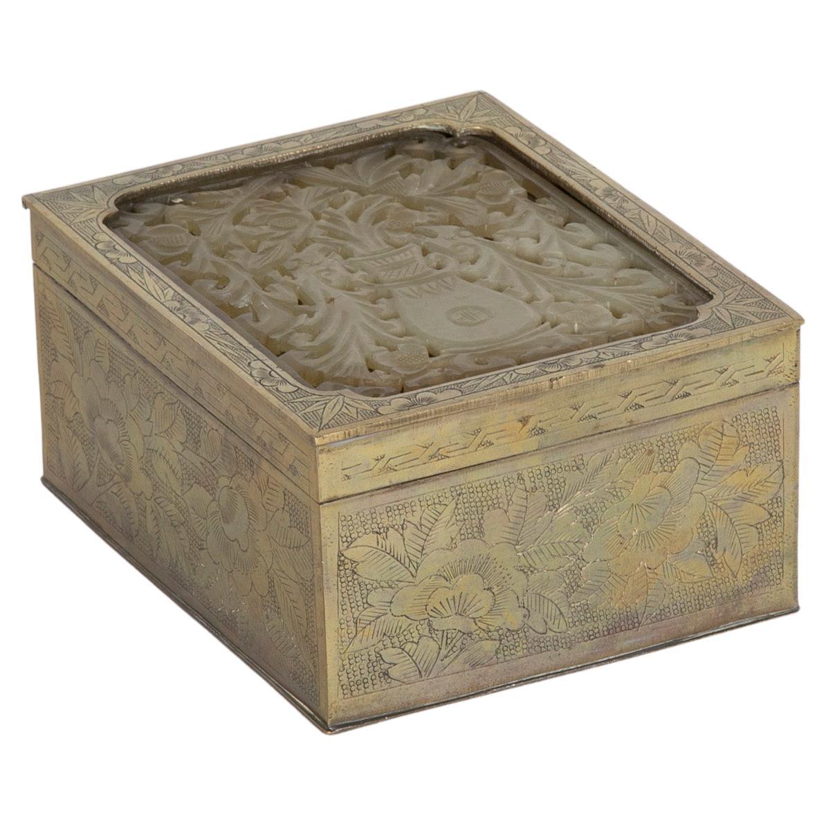 Chinesische Schachtel aus getztem Messing mit geschnitzter Jade-Einlageplatte, um 1900 im Angebot