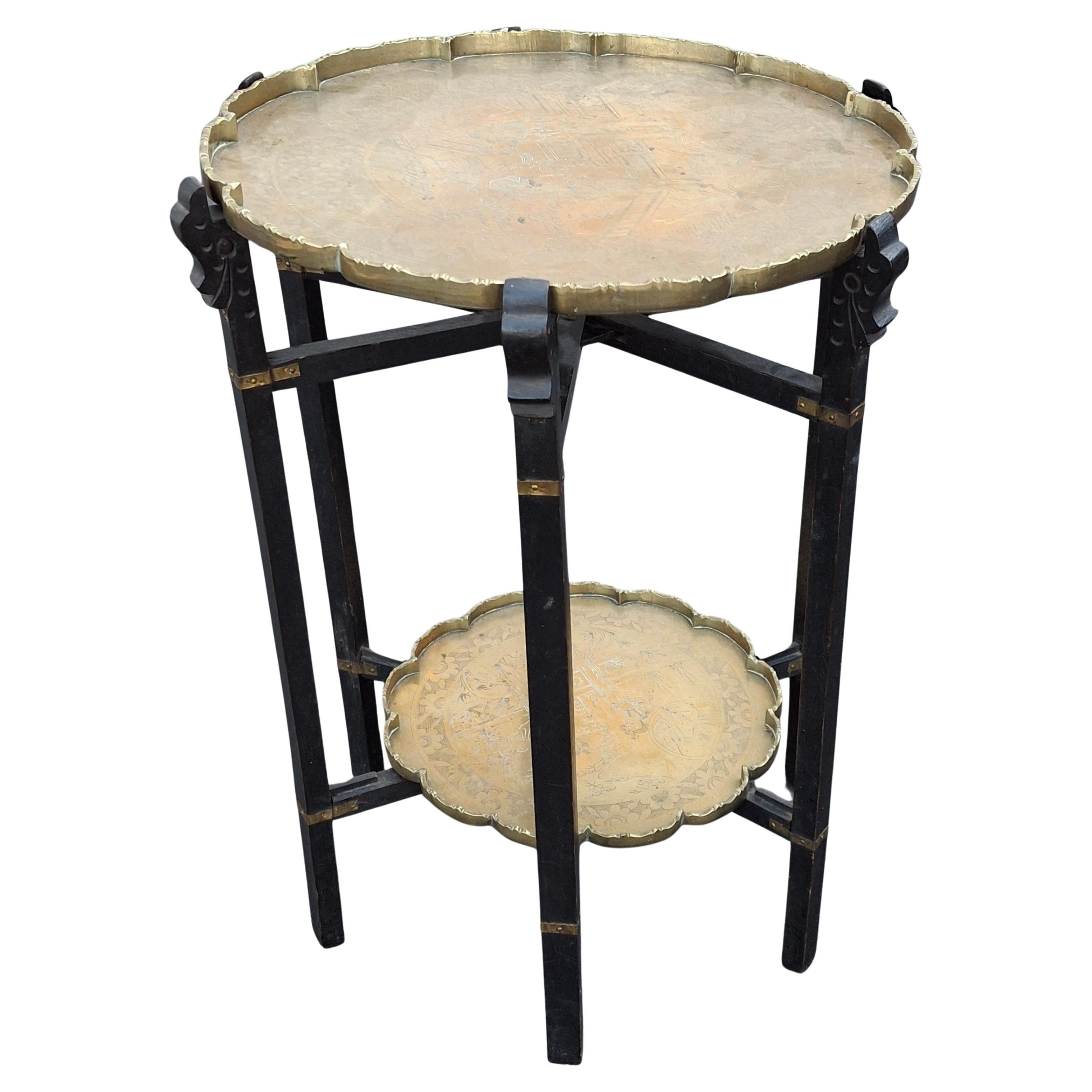 Plateau chinois en laiton gravé sur table d'appoint ébonisée et pliante.
Mesure 15