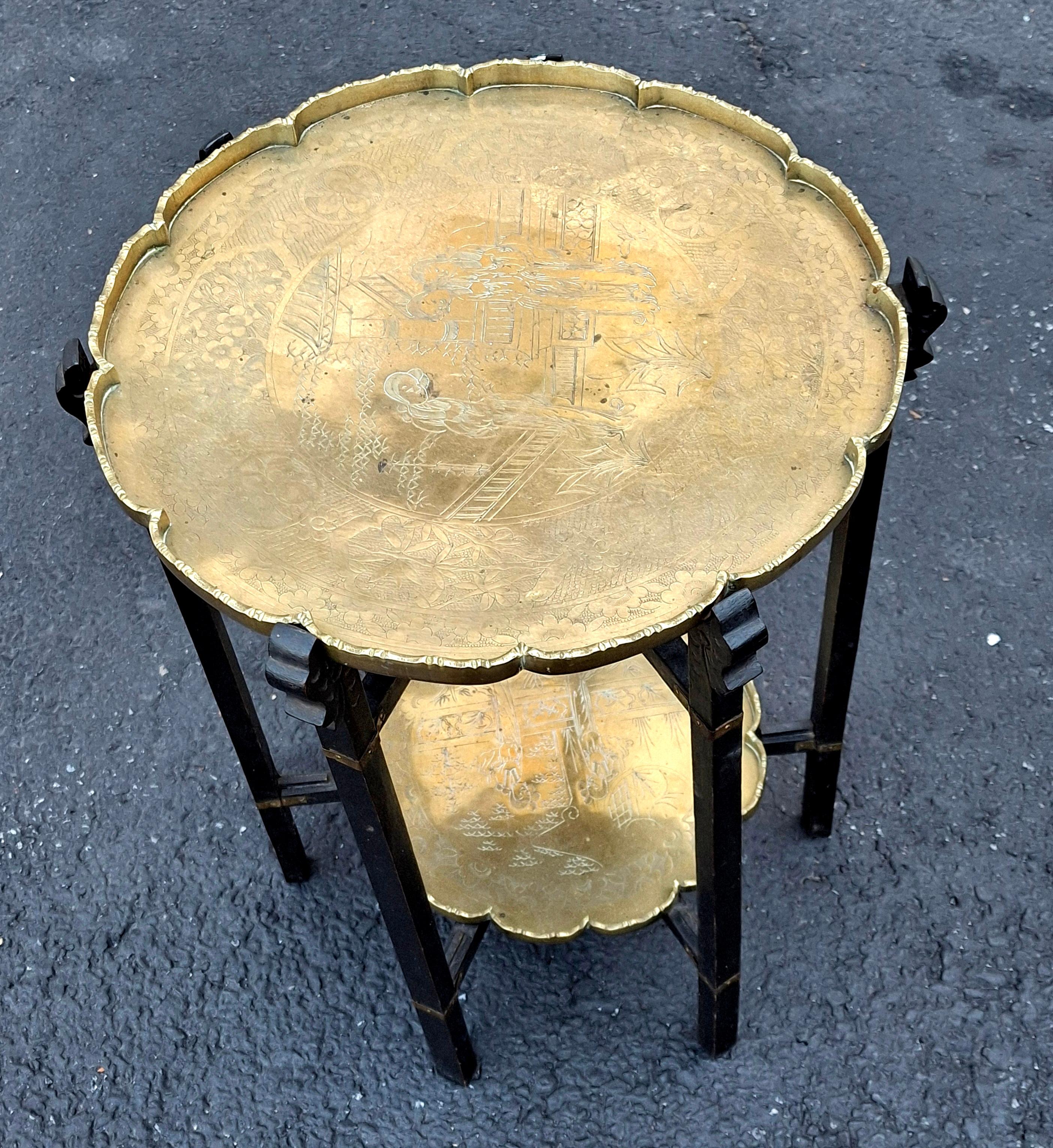 Exportation chinoise Table d'appoint chinoise pliante à plateau en laiton gravé en vente