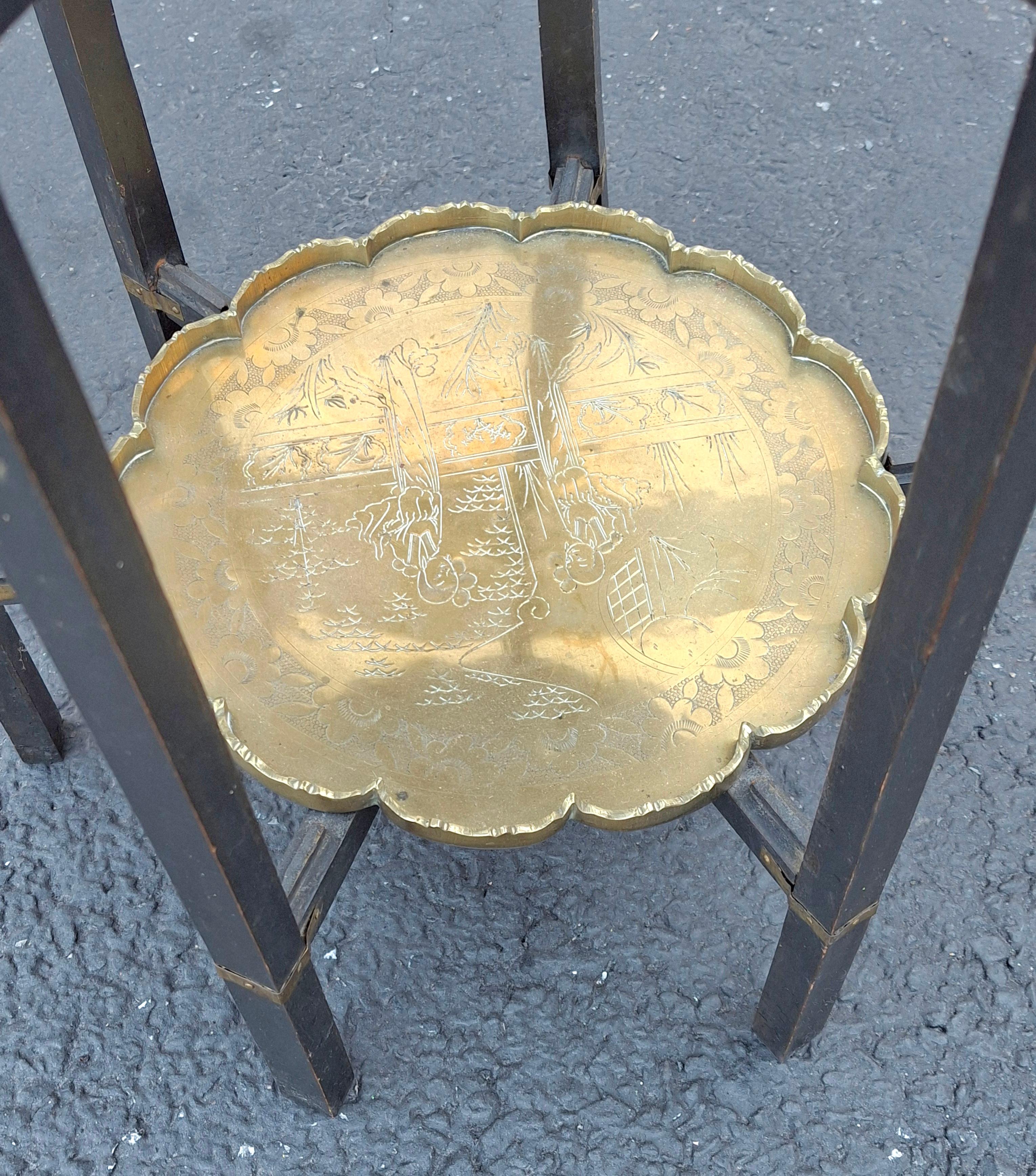 Ébénisé Table d'appoint chinoise pliante à plateau en laiton gravé en vente