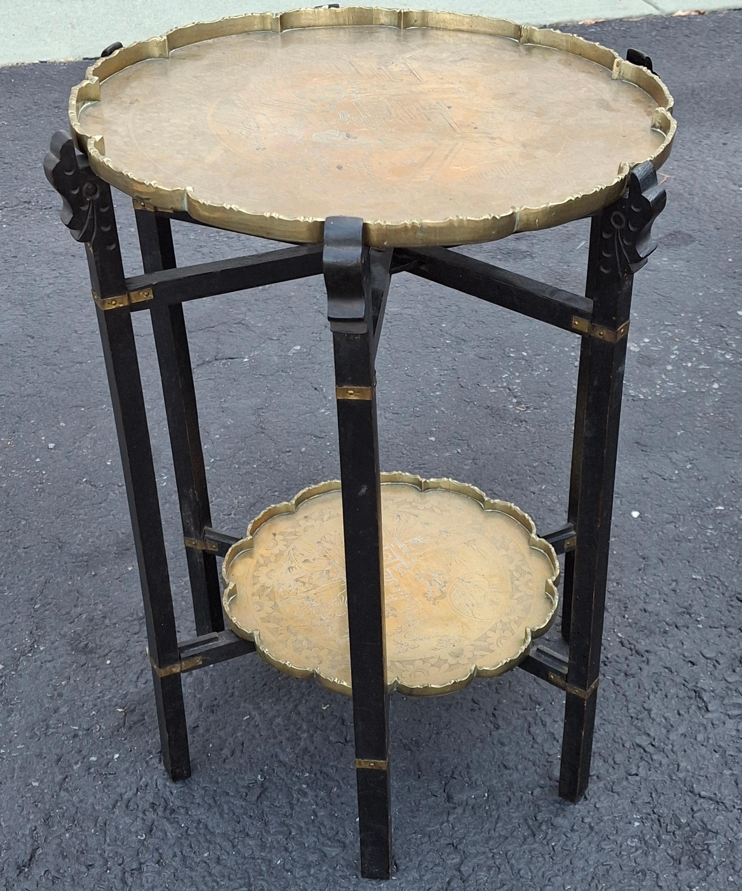 Table d'appoint chinoise pliante à plateau en laiton gravé Bon état - En vente à Germantown, MD