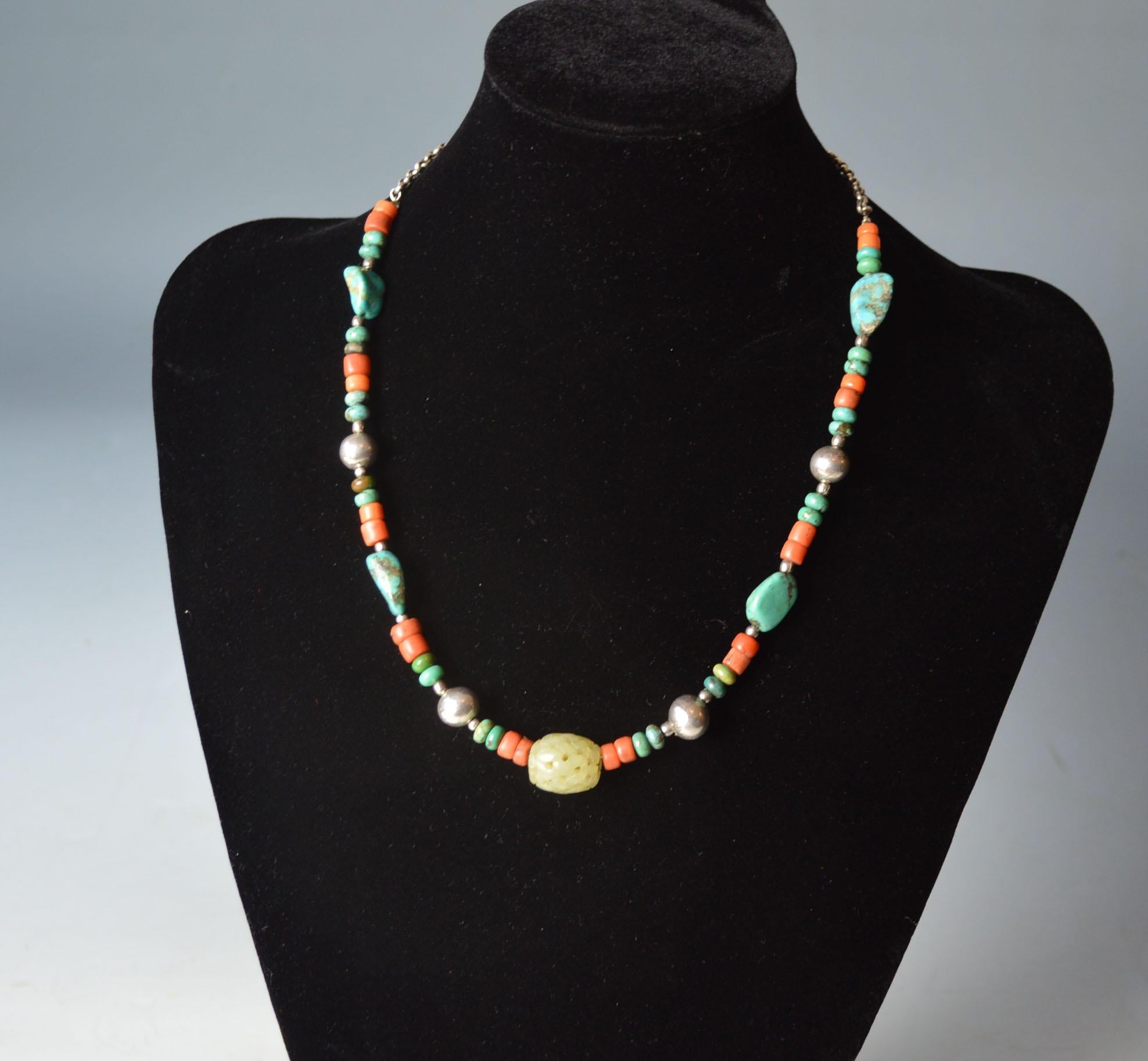 Martelé Collier chinois ethnique ancien en argent, turquoise, jade, corail et bijoux tribaux en vente