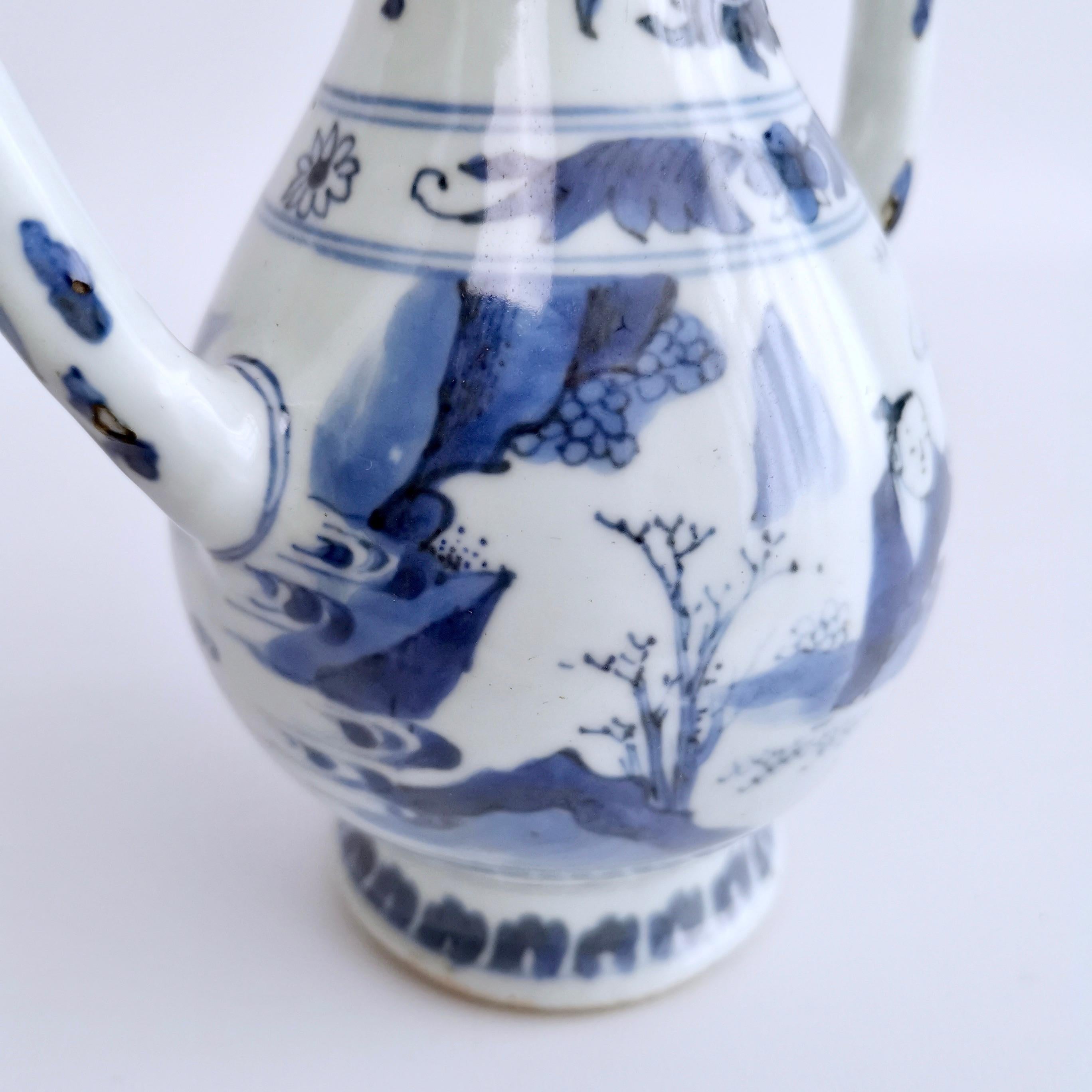 Chinese Ewer, Figures Fanning Themselves, Chongzhen Transitional, circa 1640 In Good Condition In London, GB