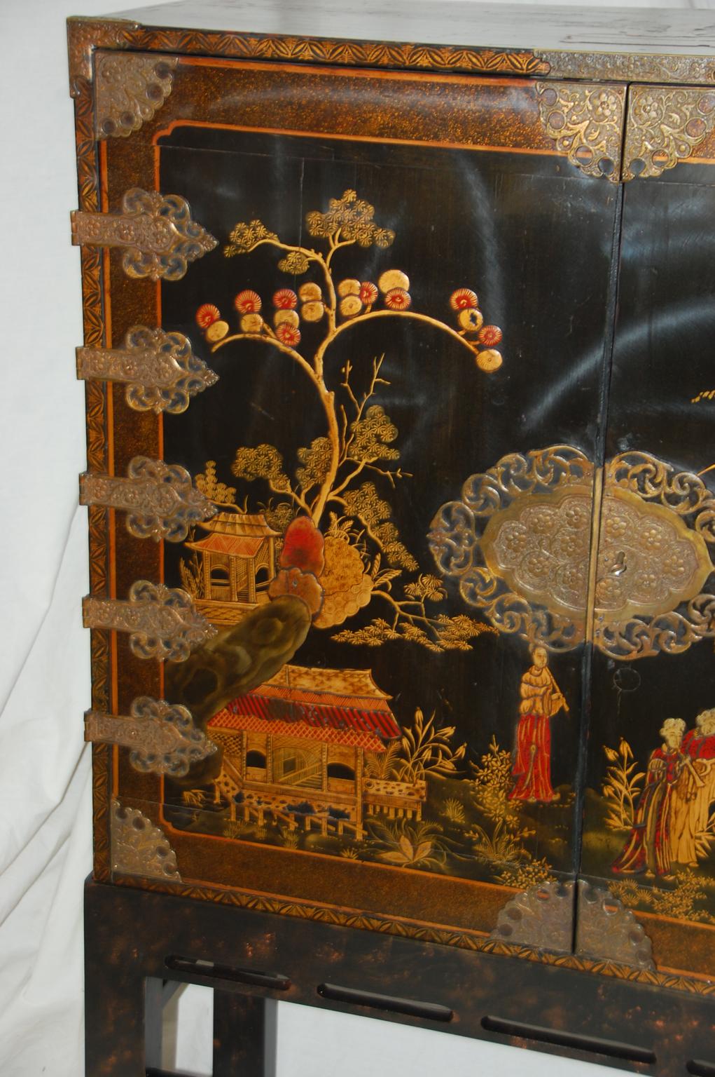 Japonisme English 19th Century Black Lacquered Japanned Cabinet, Naturalistic Decoration