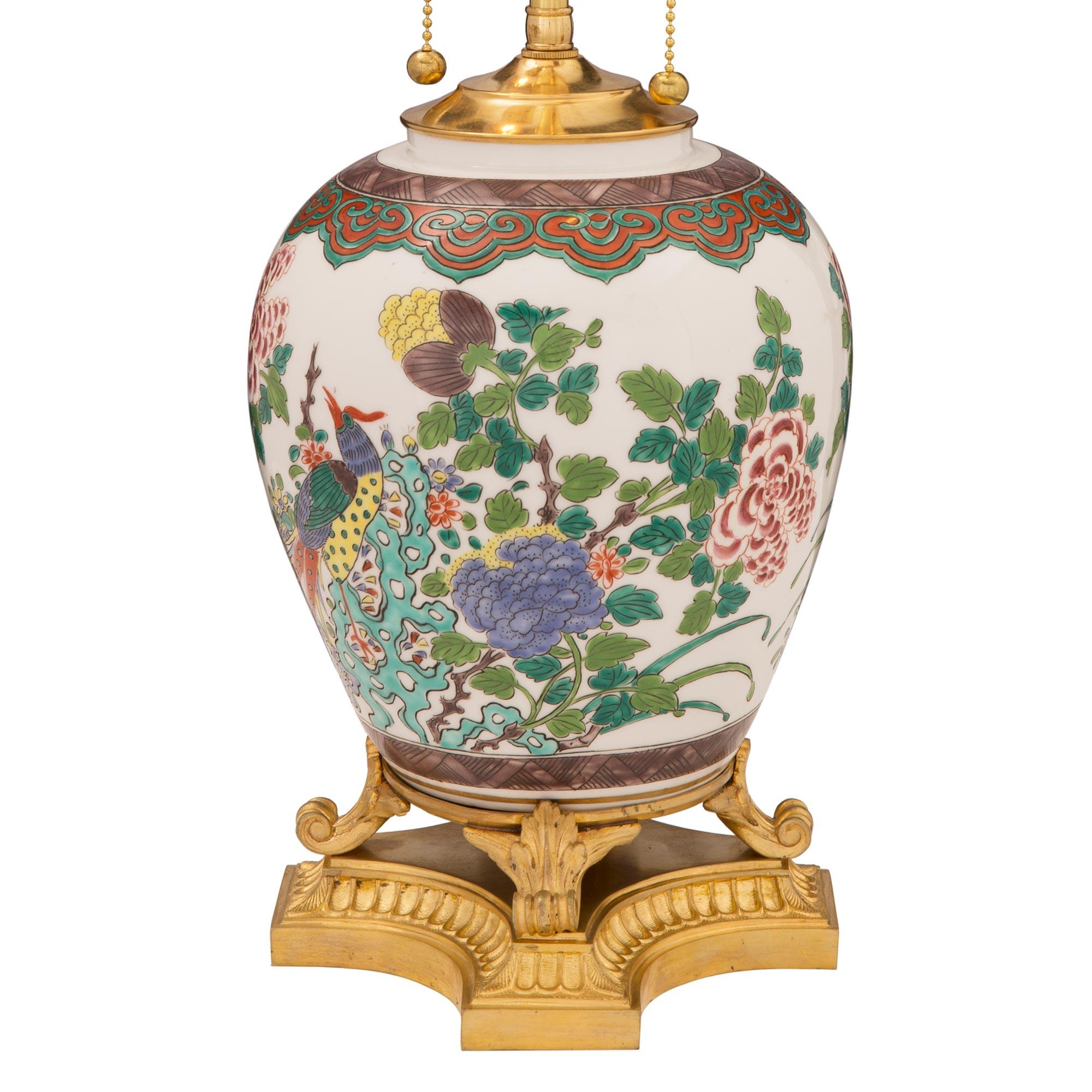 Français Lampe d'exportation chinoise du 19ème siècle en porcelaine Famille Verte