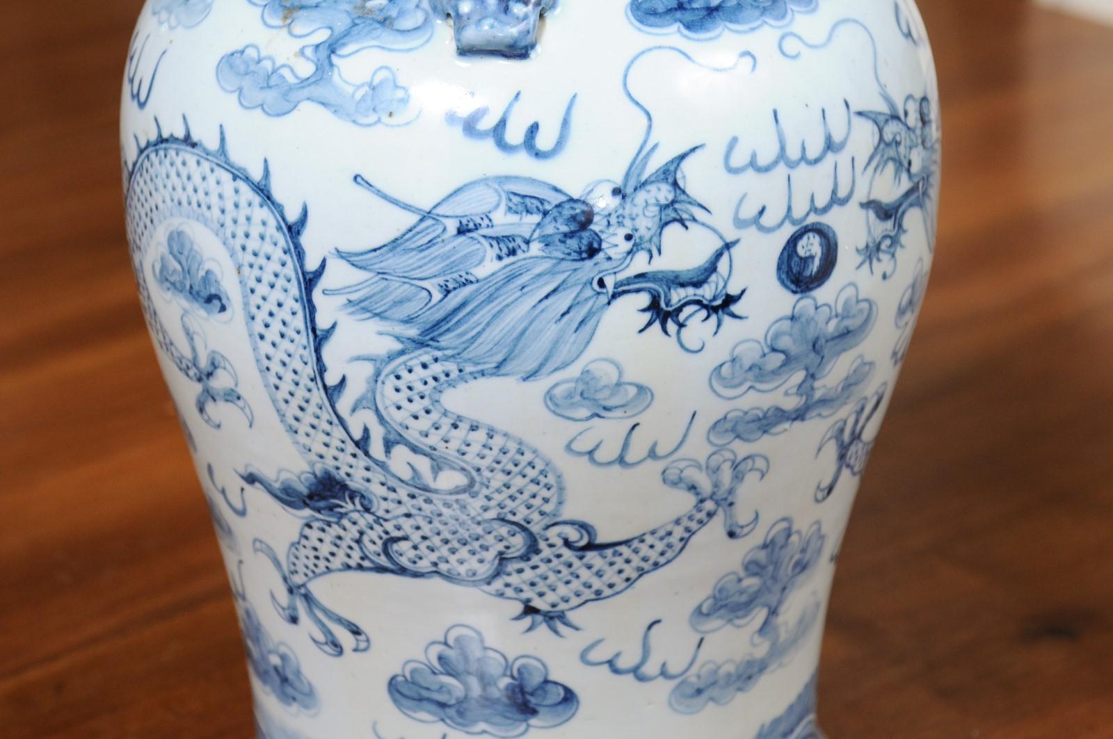 Vase en porcelaine bleue et blanche d'exportation chinoise du 20e siècle avec motifs de dragons en vente 1