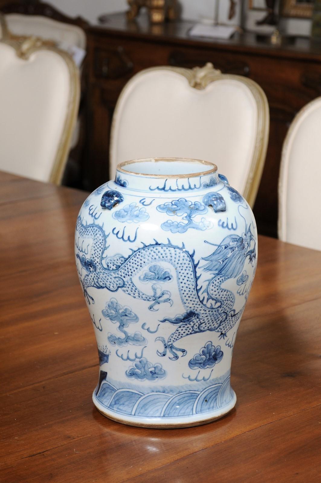 Vase en porcelaine bleue et blanche d'exportation chinoise du 20e siècle avec motifs de dragons en vente 2