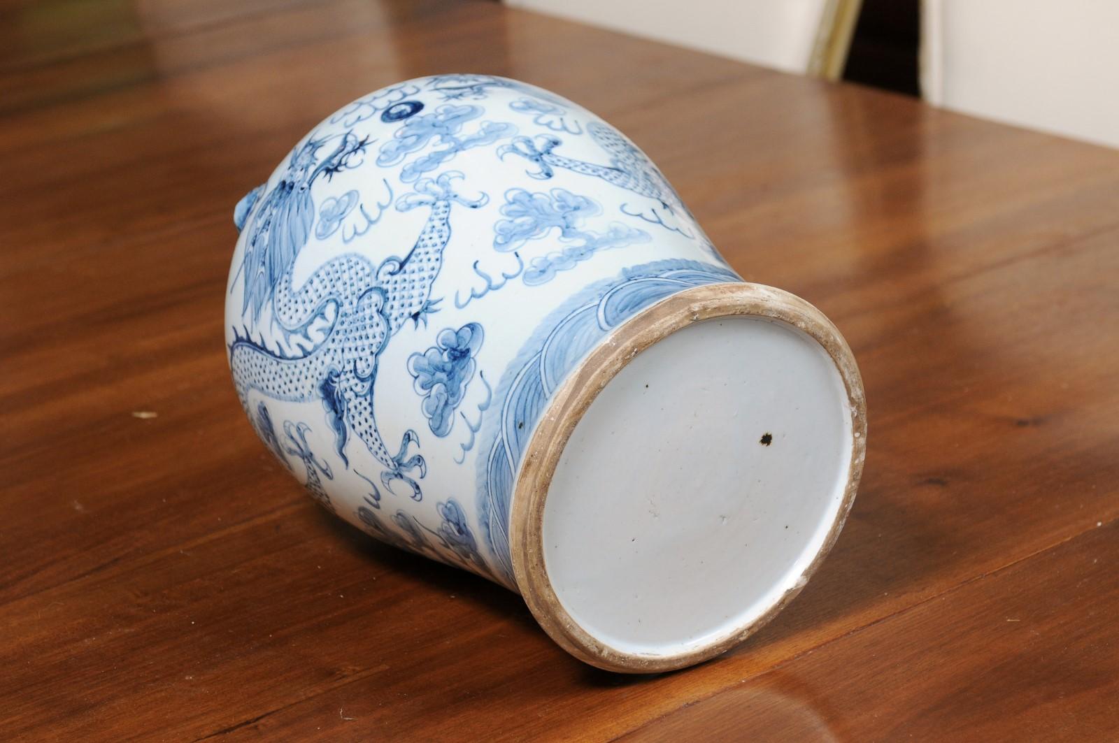 Vase en porcelaine bleue et blanche d'exportation chinoise du 20e siècle avec motifs de dragons en vente 3
