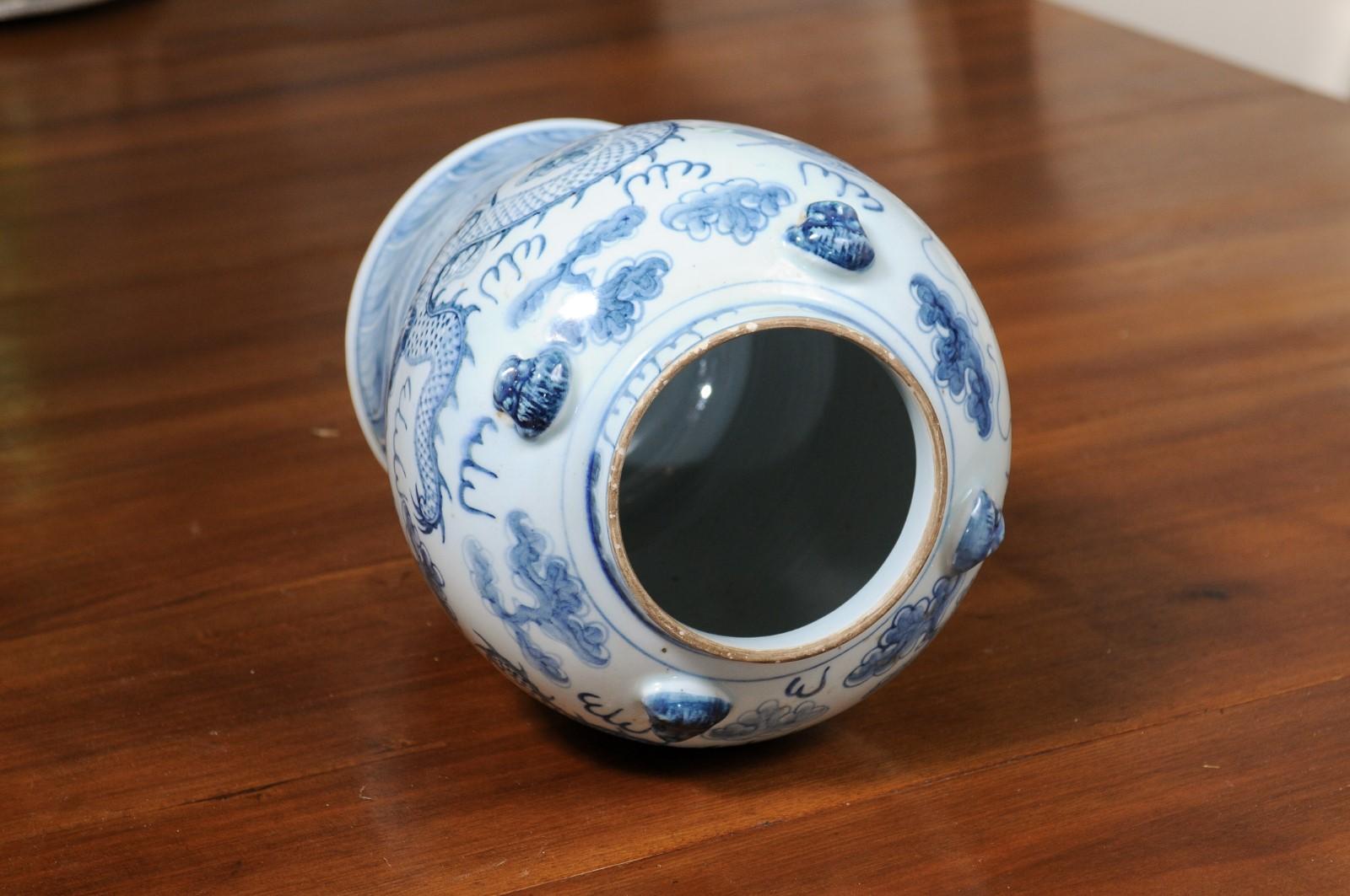 Vase en porcelaine bleue et blanche d'exportation chinoise du 20e siècle avec motifs de dragons en vente 4