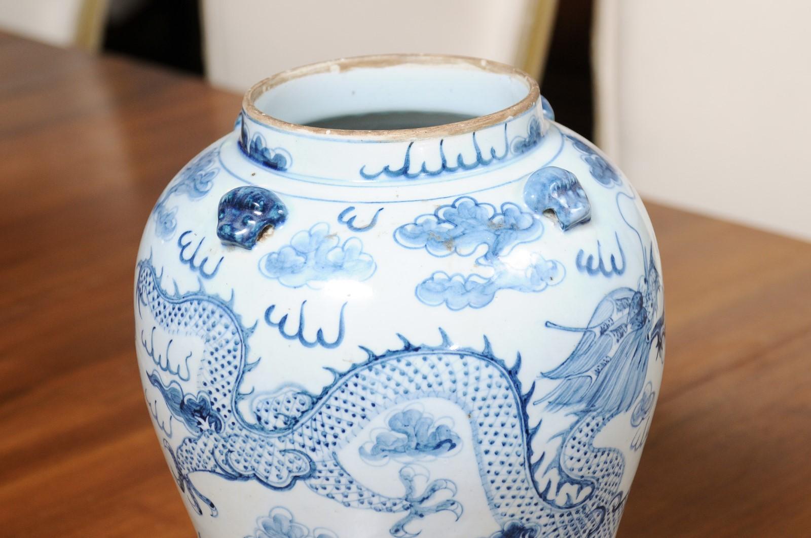 Chinesische chinesische Exportvase aus blauem und weißem Porzellan des 20. Jahrhunderts mit Drachenmotiven im Zustand „Gut“ im Angebot in Atlanta, GA