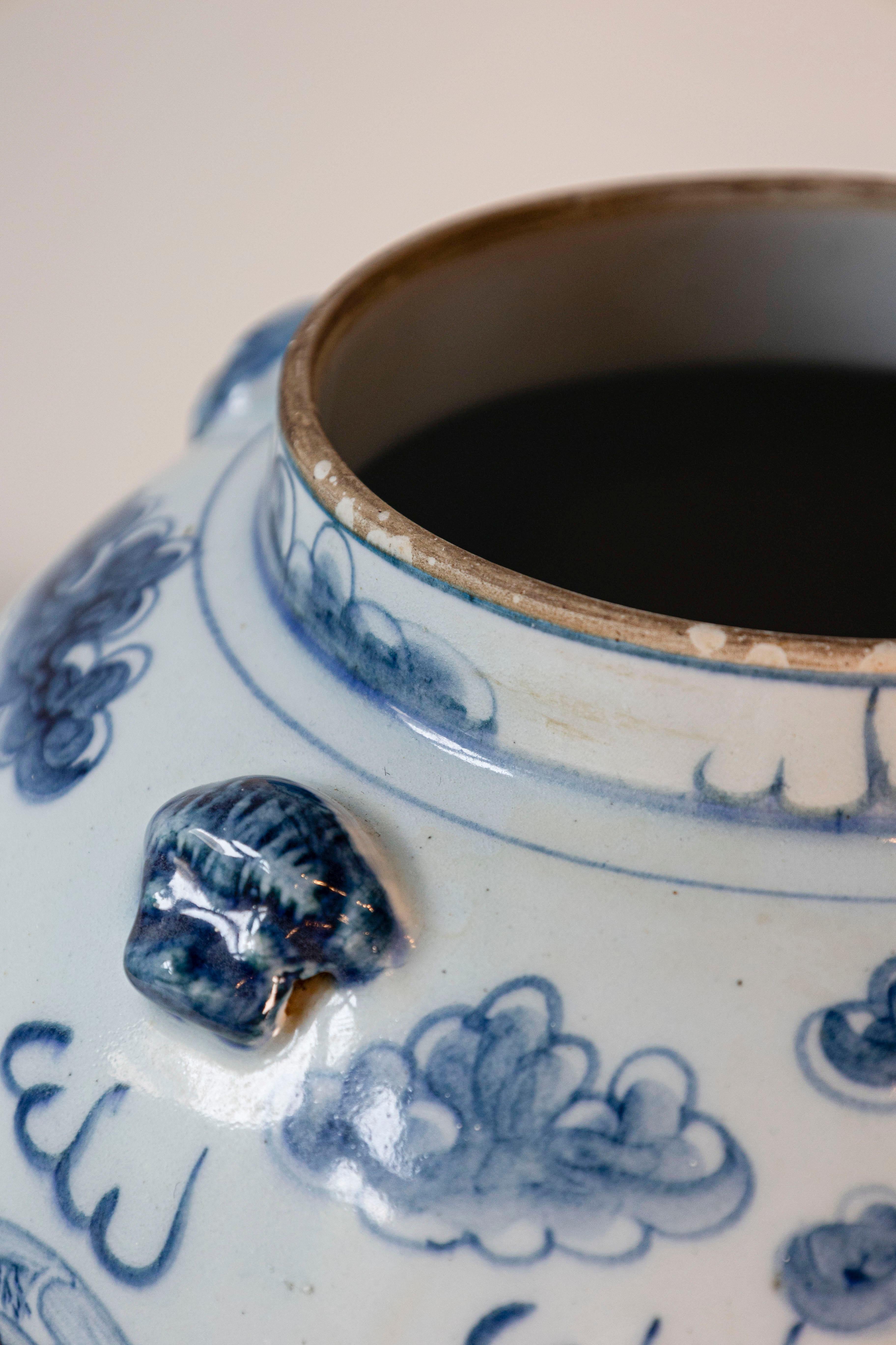 Cinese Vaso in porcellana blu e bianca di esportazione cinese del XX secolo con motivi di drago in vendita