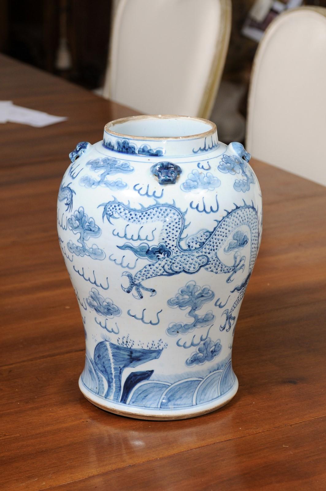 Exportation chinoise Vase en porcelaine bleue et blanche d'exportation chinoise du 20e siècle avec motifs de dragons en vente